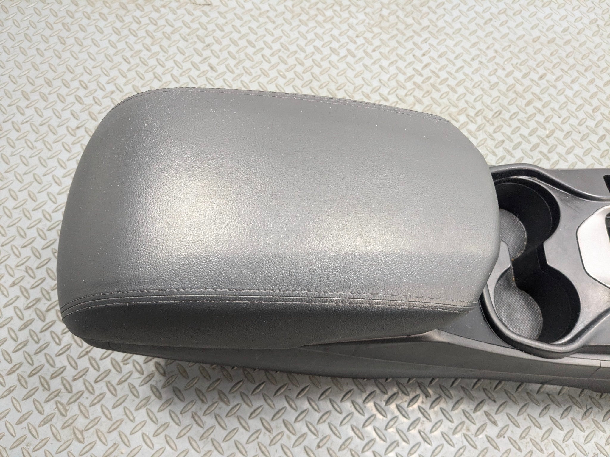 13 - 16 HYUNDAI SANTA FE OEM FRONT CENTER CONSOLE ARMREST STORAGE COMPARTMENT