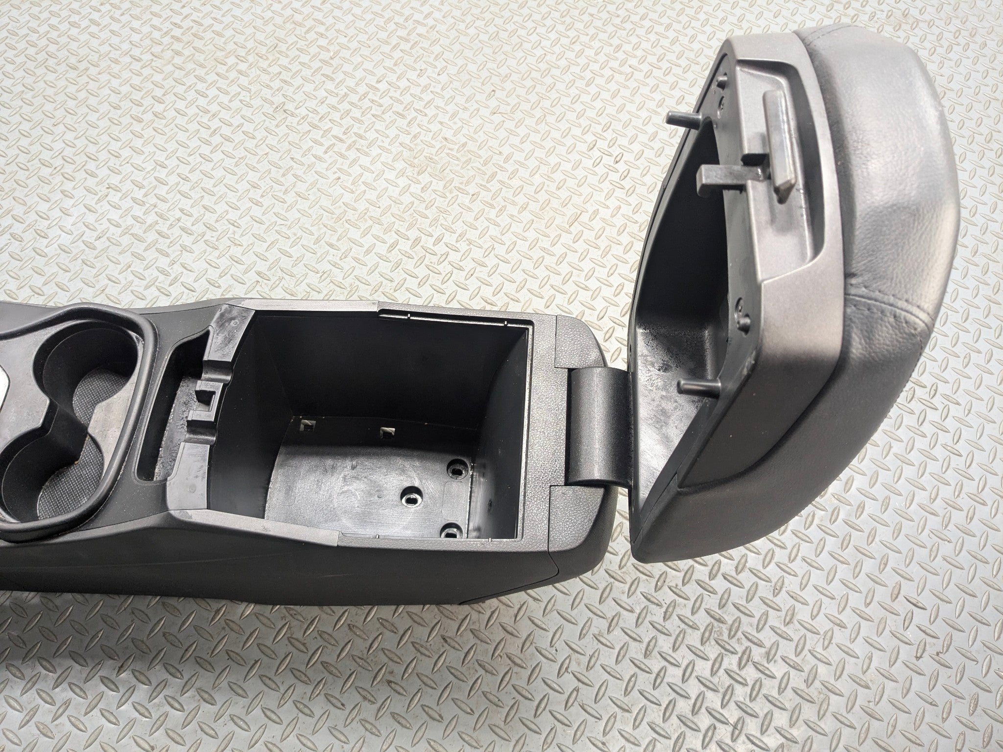 13 - 16 HYUNDAI SANTA FE OEM FRONT CENTER CONSOLE ARMREST STORAGE COMPARTMENT