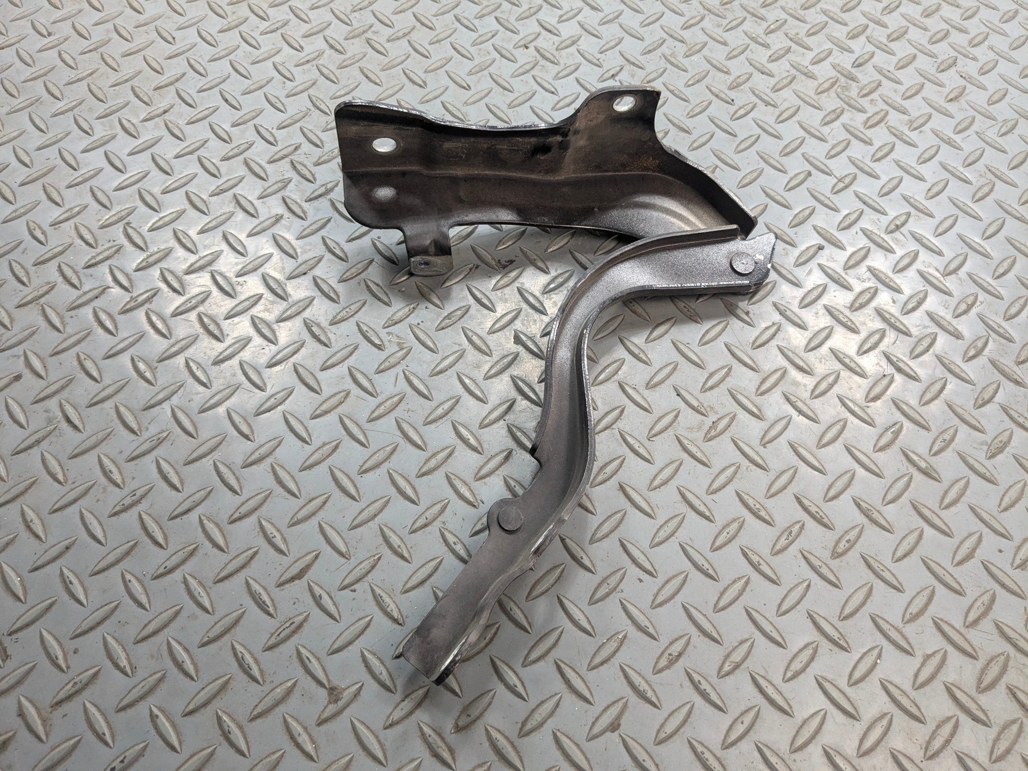 13 - 16 HYUNDAI SANTA FE OEM HOOD BONNET HINGE SUPPORT FRONT LEFT DRIVER SIDE