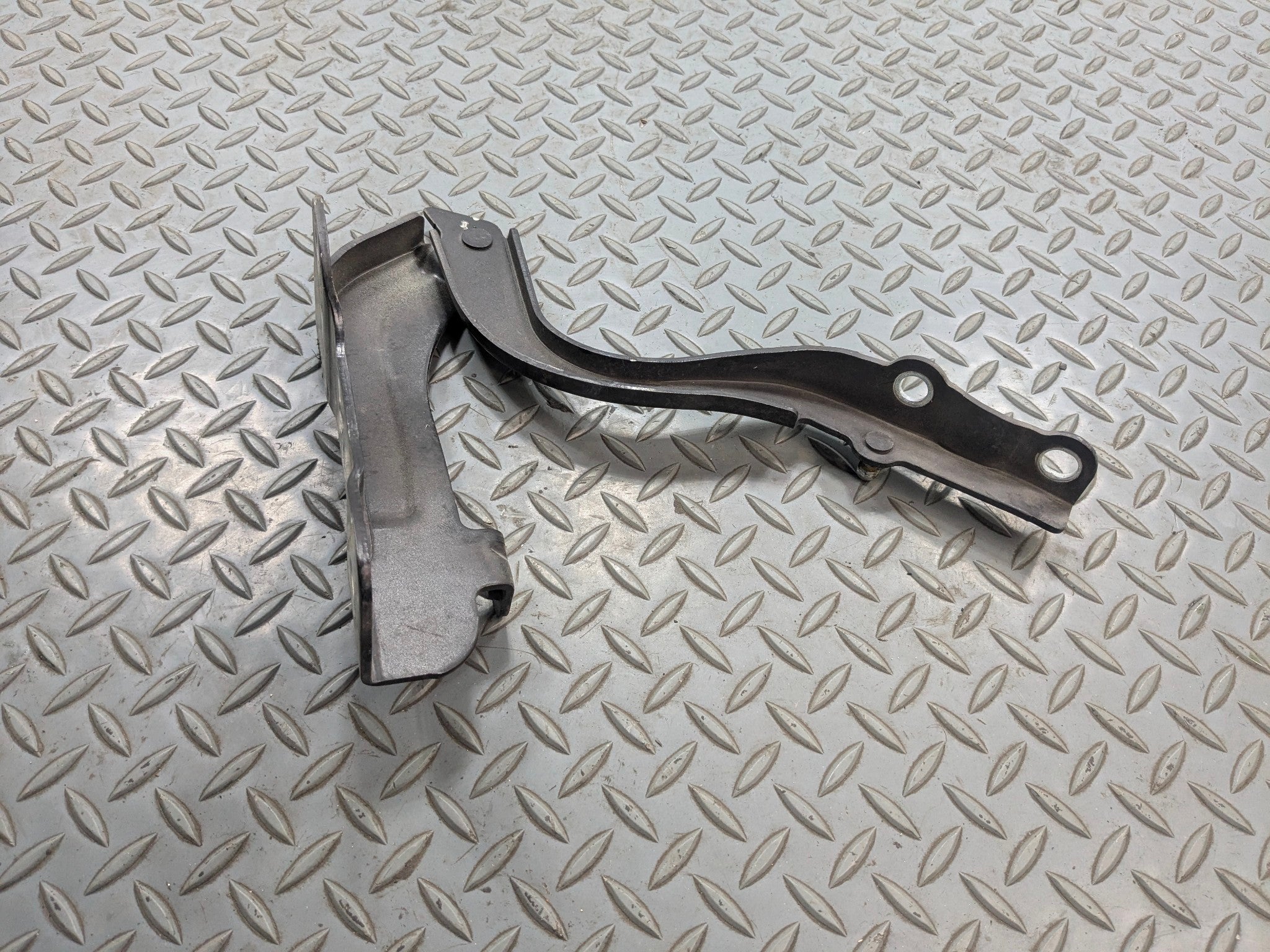 13 - 16 HYUNDAI SANTA FE OEM HOOD BONNET HINGE SUPPORT FRONT LEFT DRIVER SIDE