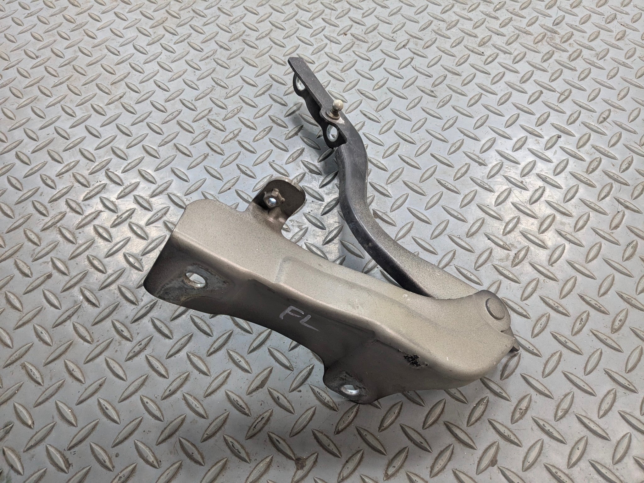13 - 16 HYUNDAI SANTA FE OEM HOOD BONNET HINGE SUPPORT FRONT LEFT DRIVER SIDE