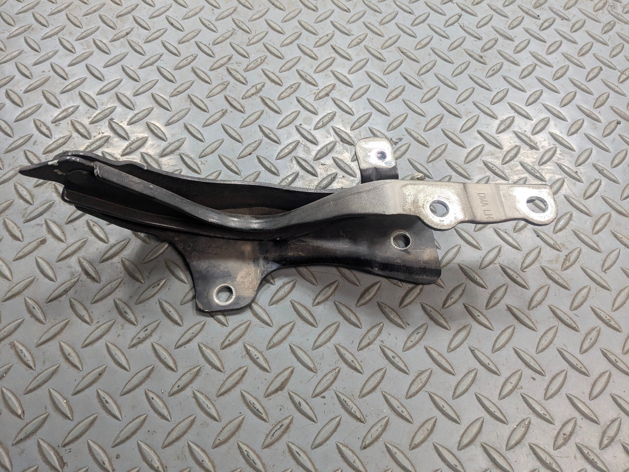 13 - 16 HYUNDAI SANTA FE OEM HOOD BONNET HINGE SUPPORT FRONT LEFT DRIVER SIDE