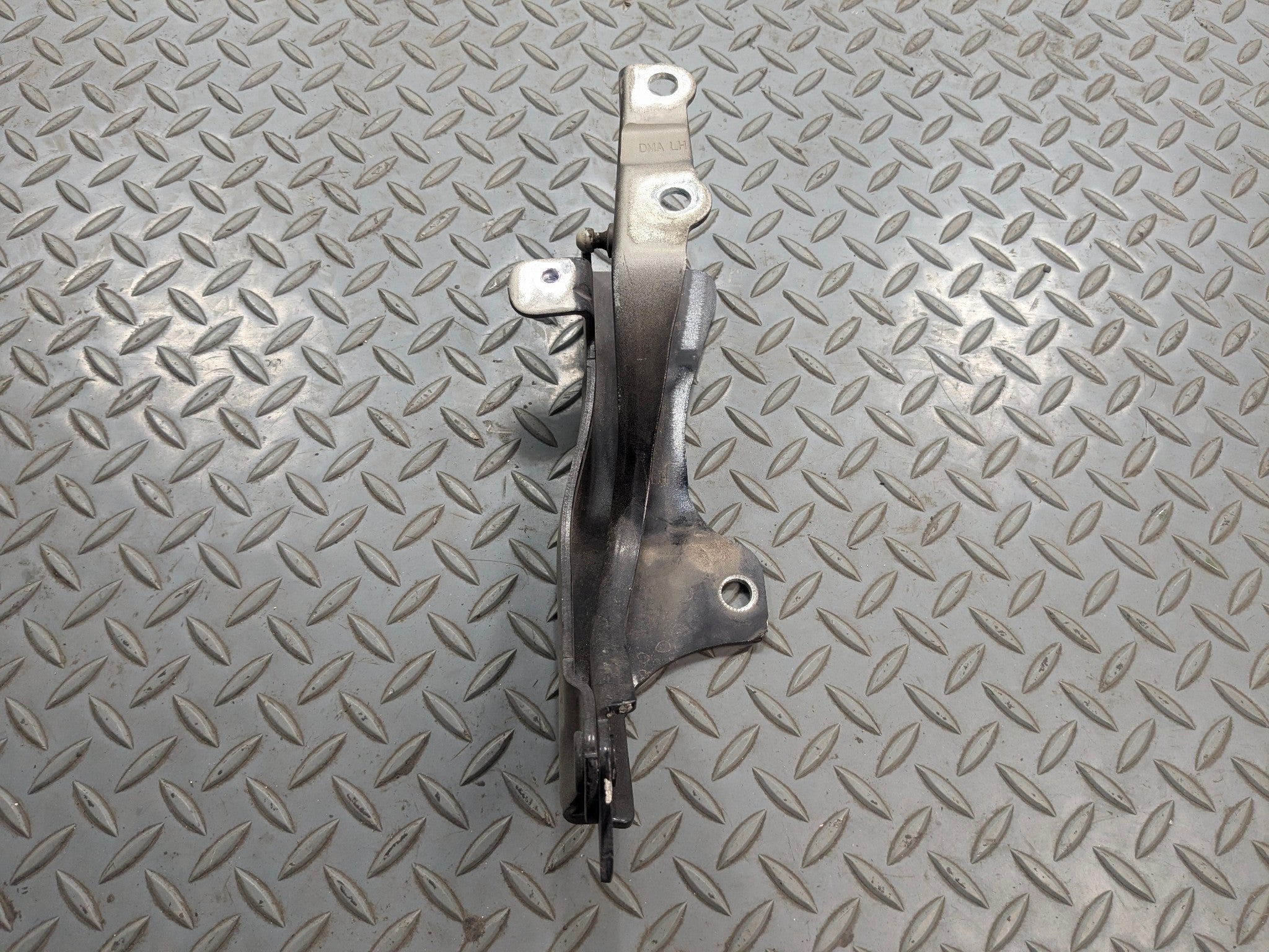 13 - 16 HYUNDAI SANTA FE OEM HOOD BONNET HINGE SUPPORT FRONT LEFT DRIVER SIDE