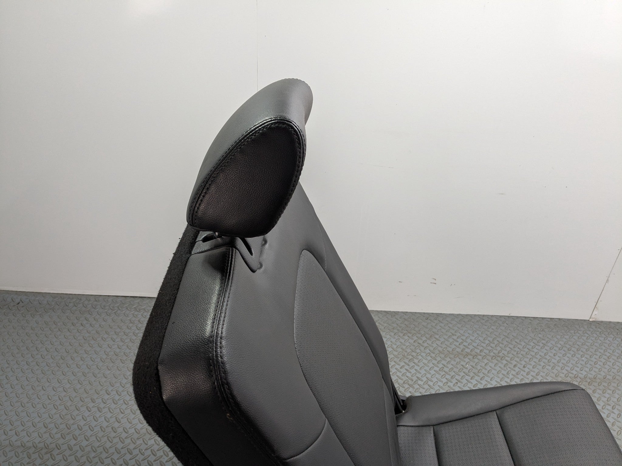 13 - 16 HYUNDAI SANTA FE OEM REAR LEFT SIDE 3RD ROW SEAT ASSEMBLY BLACK LEATHER