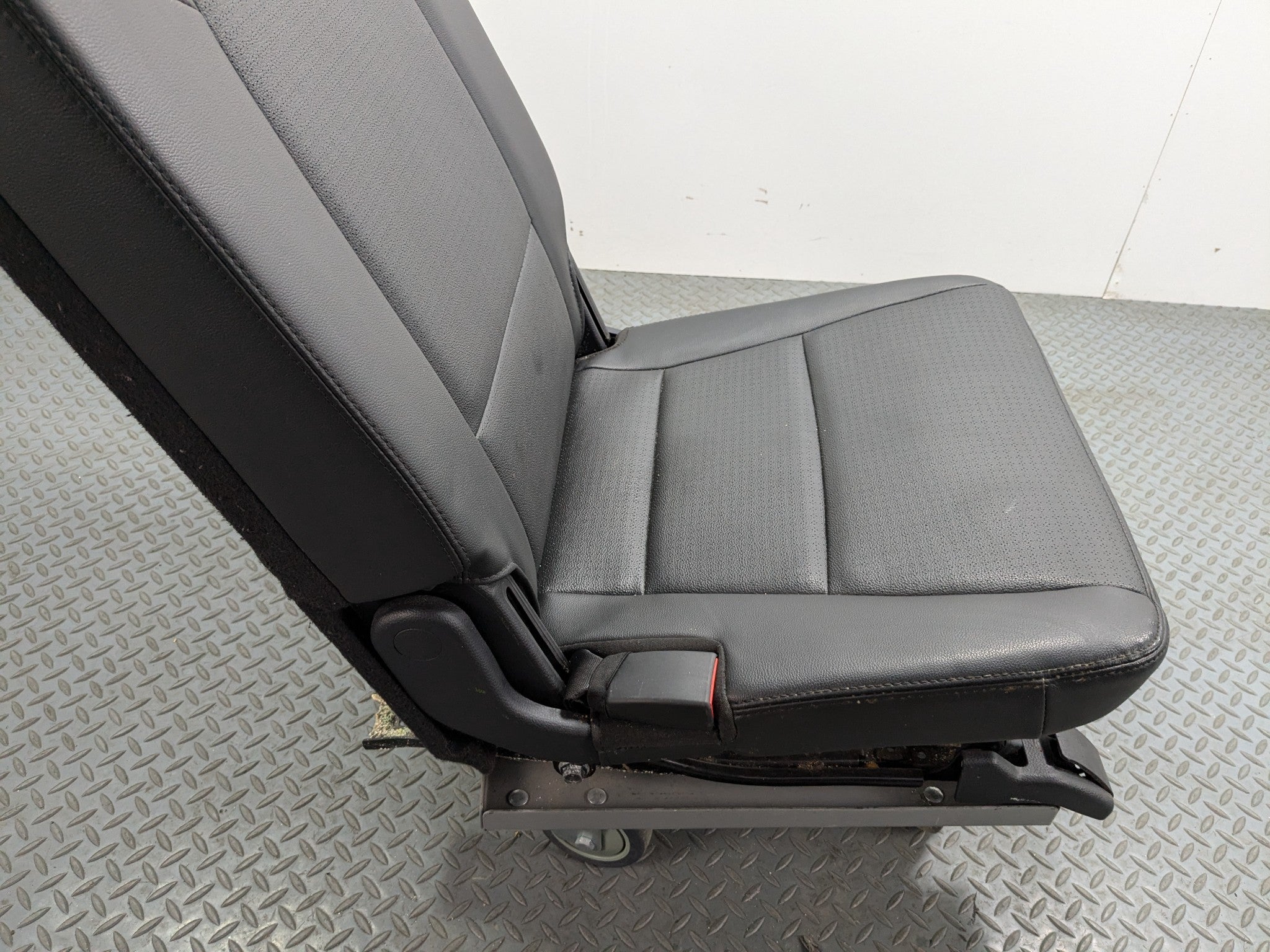 13 - 16 HYUNDAI SANTA FE OEM REAR LEFT SIDE 3RD ROW SEAT ASSEMBLY BLACK LEATHER