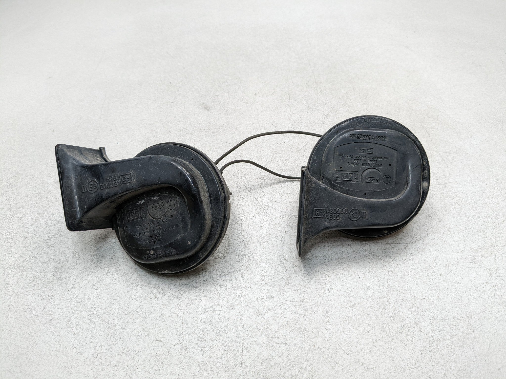 06 - 2010 FORD EXPLORER OEM LOW AND HIGH NOTE PITCH FREQUENCY SIGNAL HORN SET