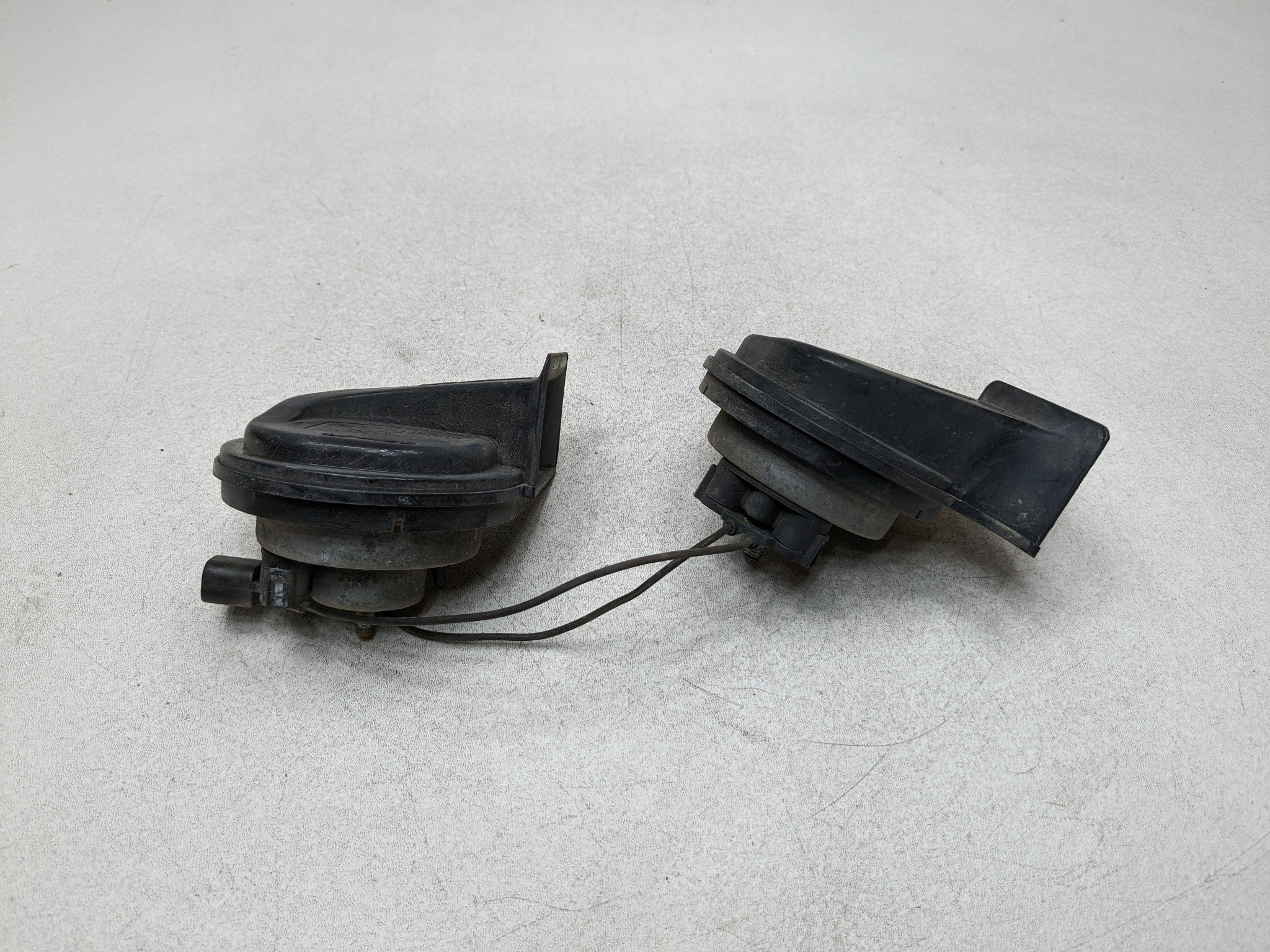 06 - 2010 FORD EXPLORER OEM LOW AND HIGH NOTE PITCH FREQUENCY SIGNAL HORN SET