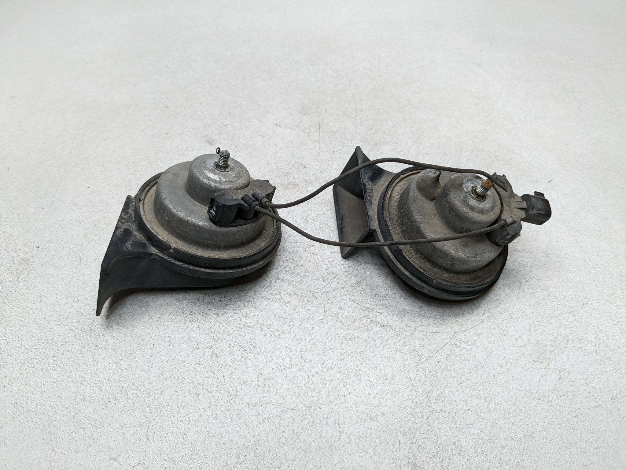 06 - 2010 FORD EXPLORER OEM LOW AND HIGH NOTE PITCH FREQUENCY SIGNAL HORN SET