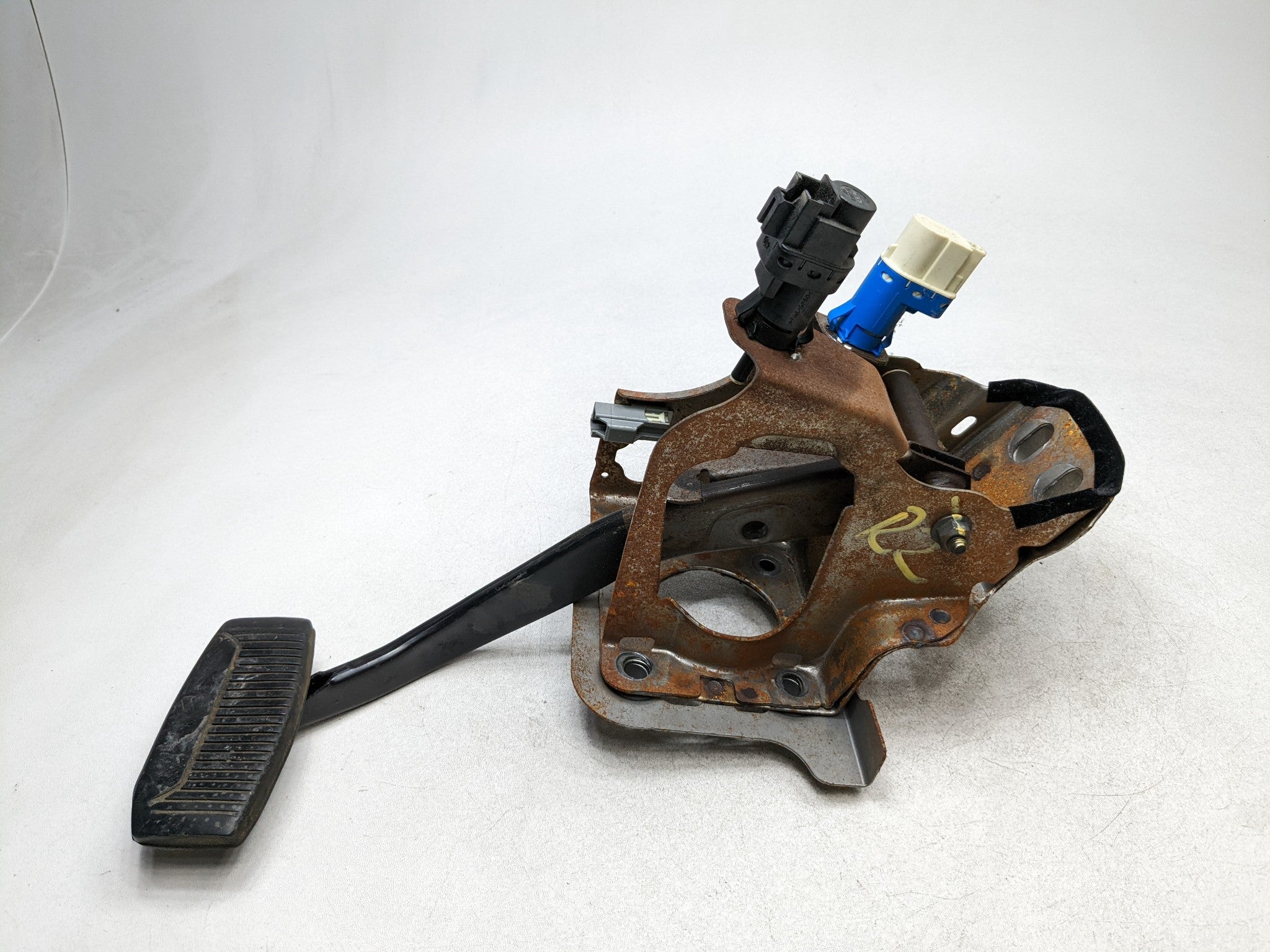 06 - 10 FORD EXPLORER OEM FLOOR BRAKE PEDAL WITH SUPPORT MOUNT BRACKET ASSEMBLY