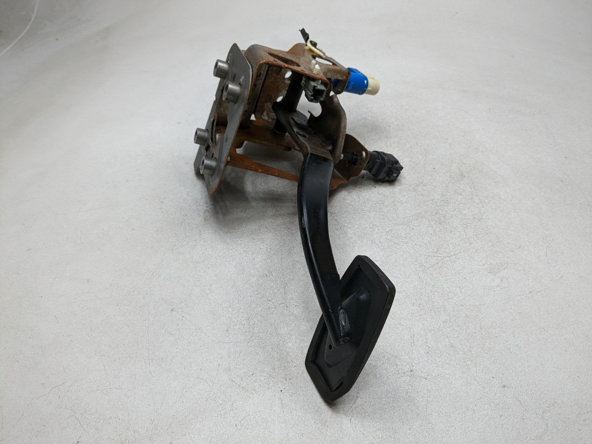 06 - 10 FORD EXPLORER OEM FLOOR BRAKE PEDAL WITH SUPPORT MOUNT BRACKET ASSEMBLY