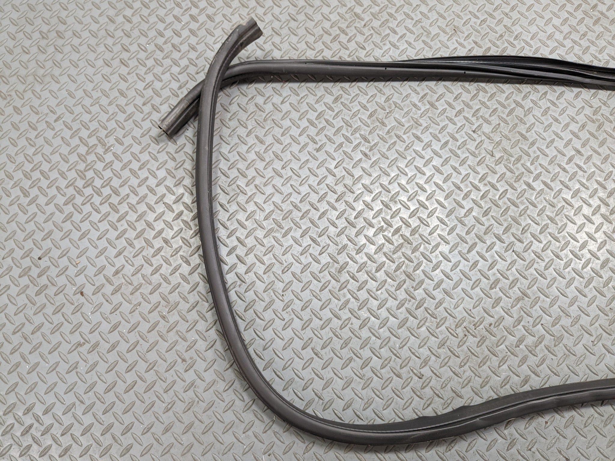 06 - 10 FORD EXPLORER OEM DOOR SEAL WEATHER STRIPPING RUBBER FRONT RIGHT SIDE