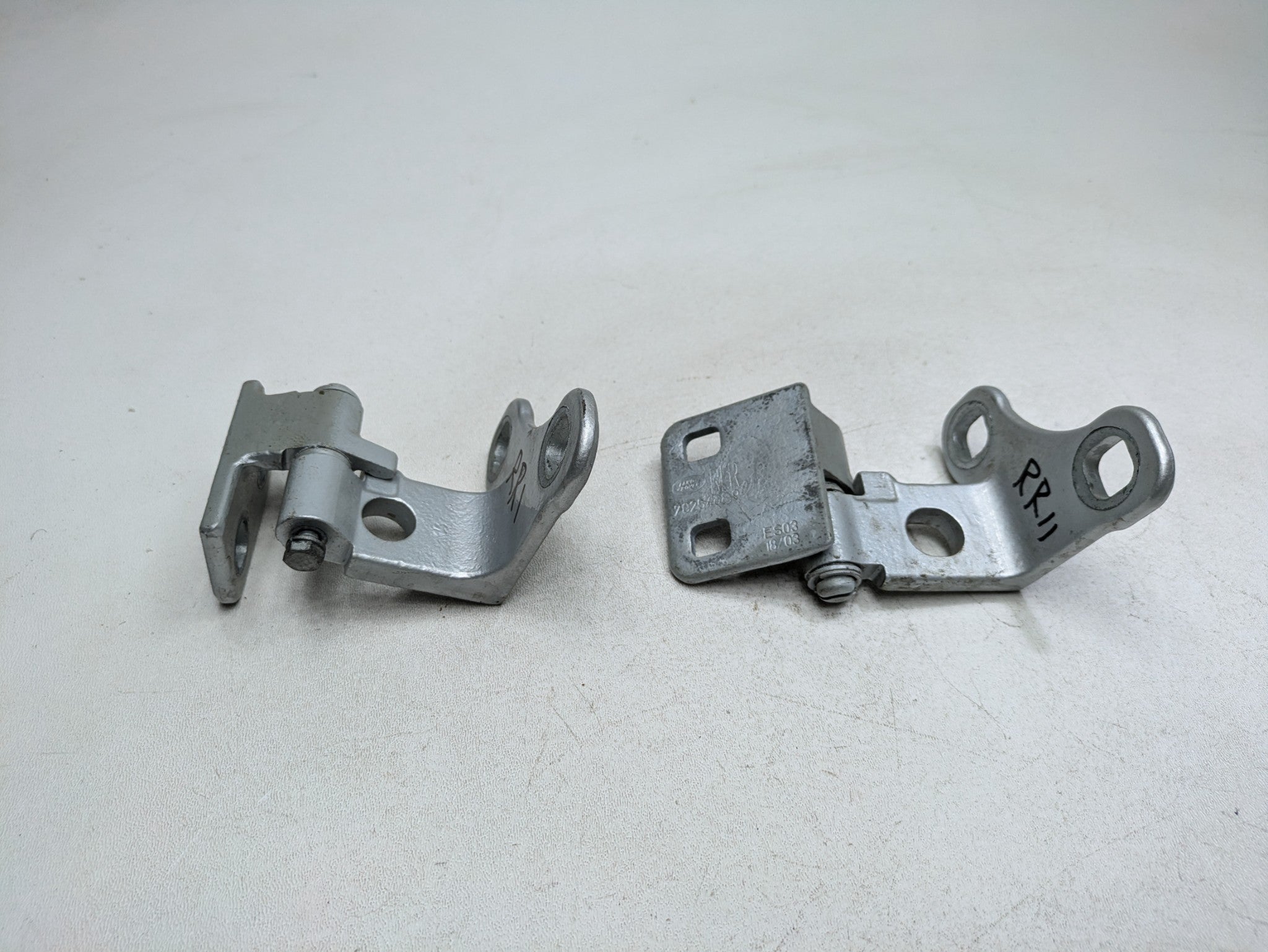 2003 - 2005 LAND ROVER RANGE ROVER OEM DOOR HINGE SET UPPER AND LOWER REAR RIGHT