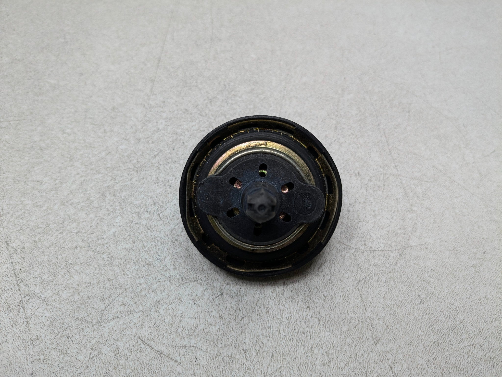 2003 - 2005 LAND ROVER RANGE ROVER OEM FUEL GAS TANK FILLER SCREW CAP LID BLACK