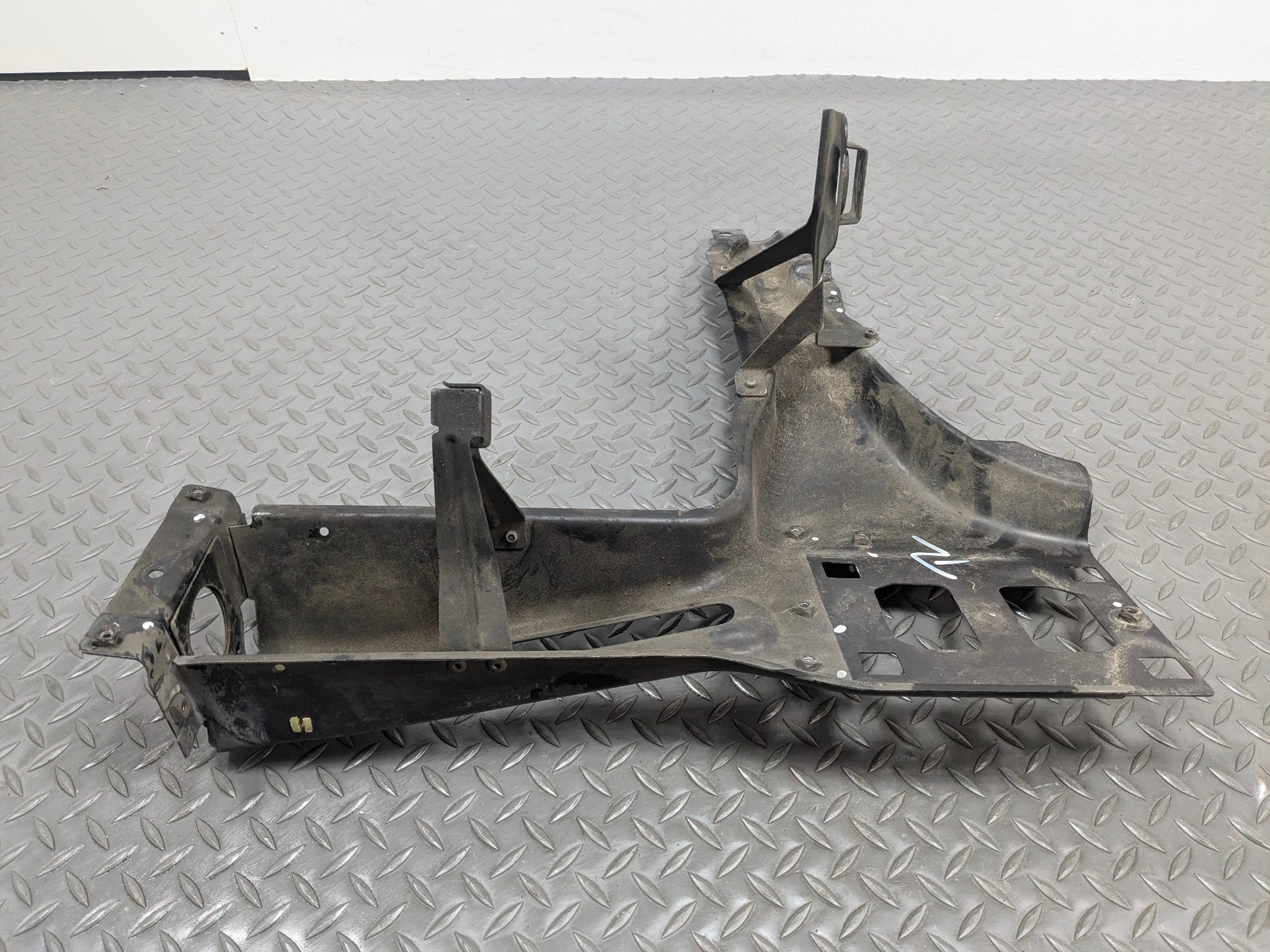 03 - 05 LAND ROVER RANGE ROVER OEM RADIATOR SUPPORT HEADLIGHT BRACKET RIGHT SIDE