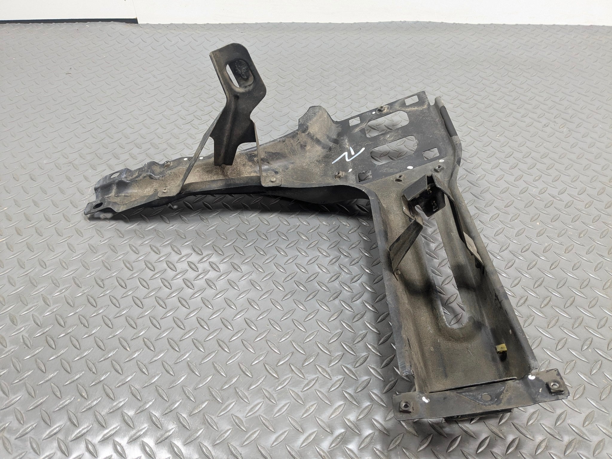 03 - 05 LAND ROVER RANGE ROVER OEM RADIATOR SUPPORT HEADLIGHT BRACKET RIGHT SIDE