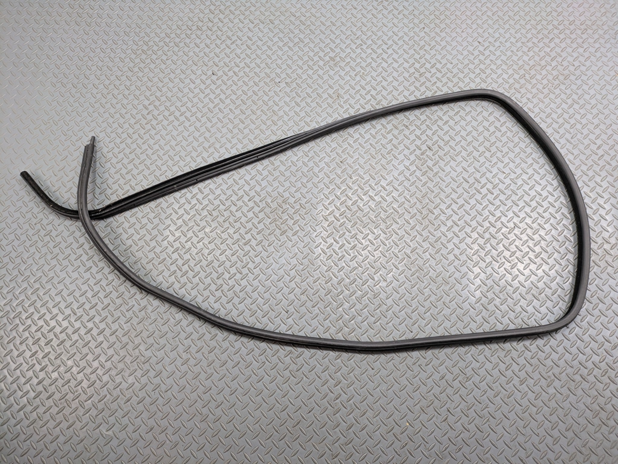 03 - 2005 LAND ROVER RANGE ROVER OEM DOOR SEAL WEATHER STRIPPING REAR LEFT SIDE