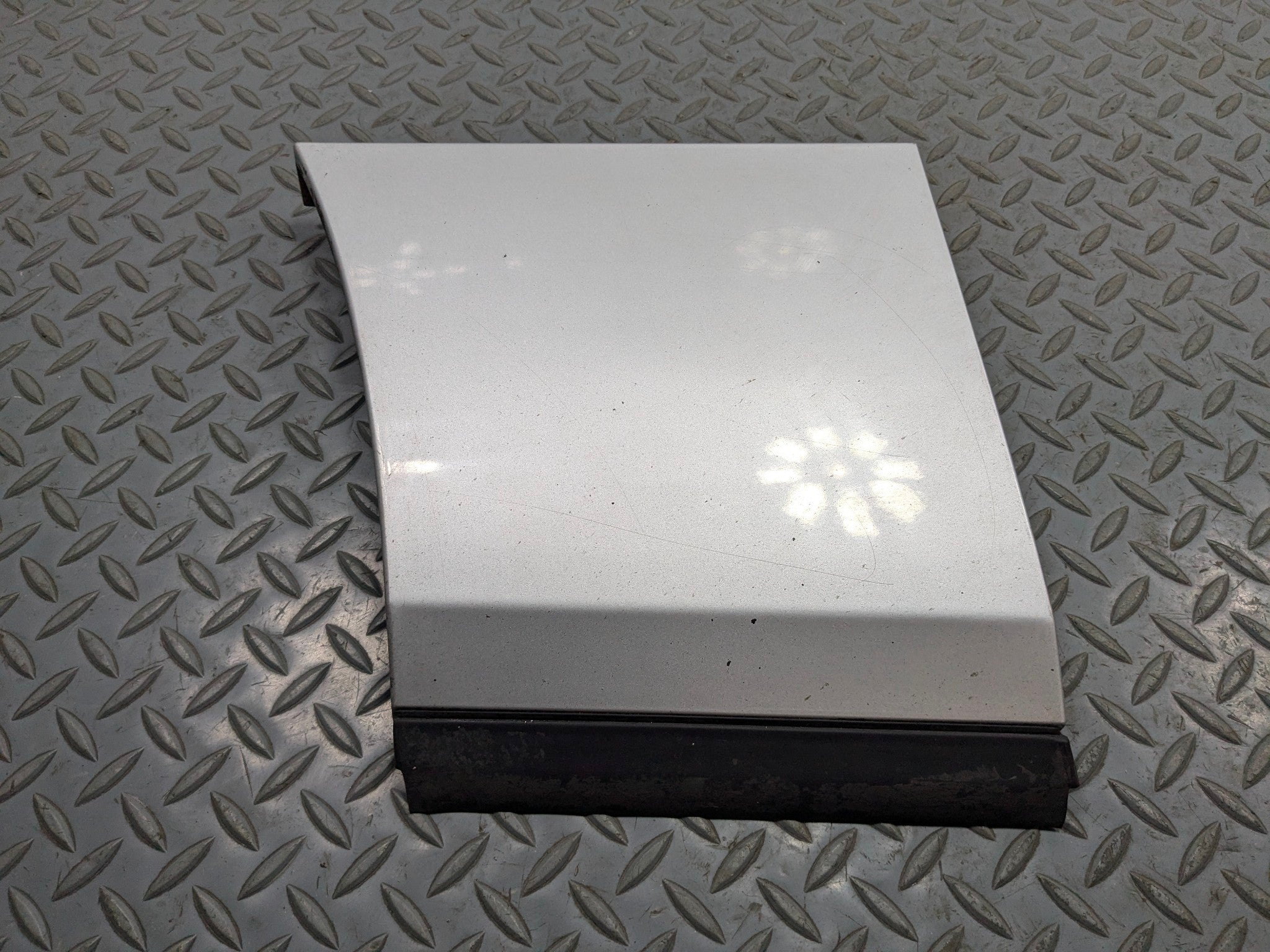 2003 - 2005 LAND ROVER RANGE ROVER OEM FENDER WING LOWER TRIM MOLDING LEFT SIDE