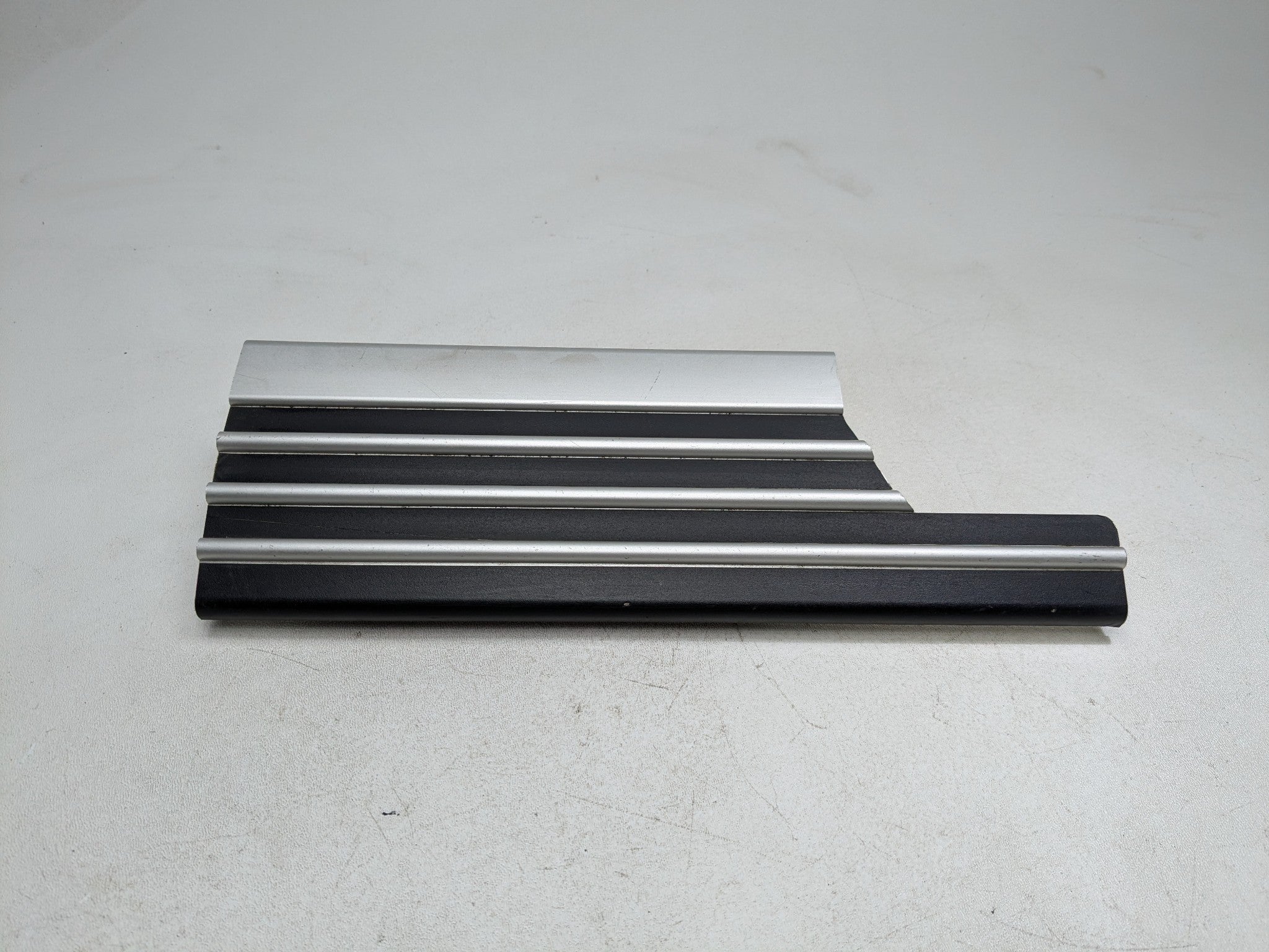 03 - 05 LAND ROVER RANGE ROVER OEM DOOR SILL SCUFF PLATE REAR LEFT DRIVER SIDE