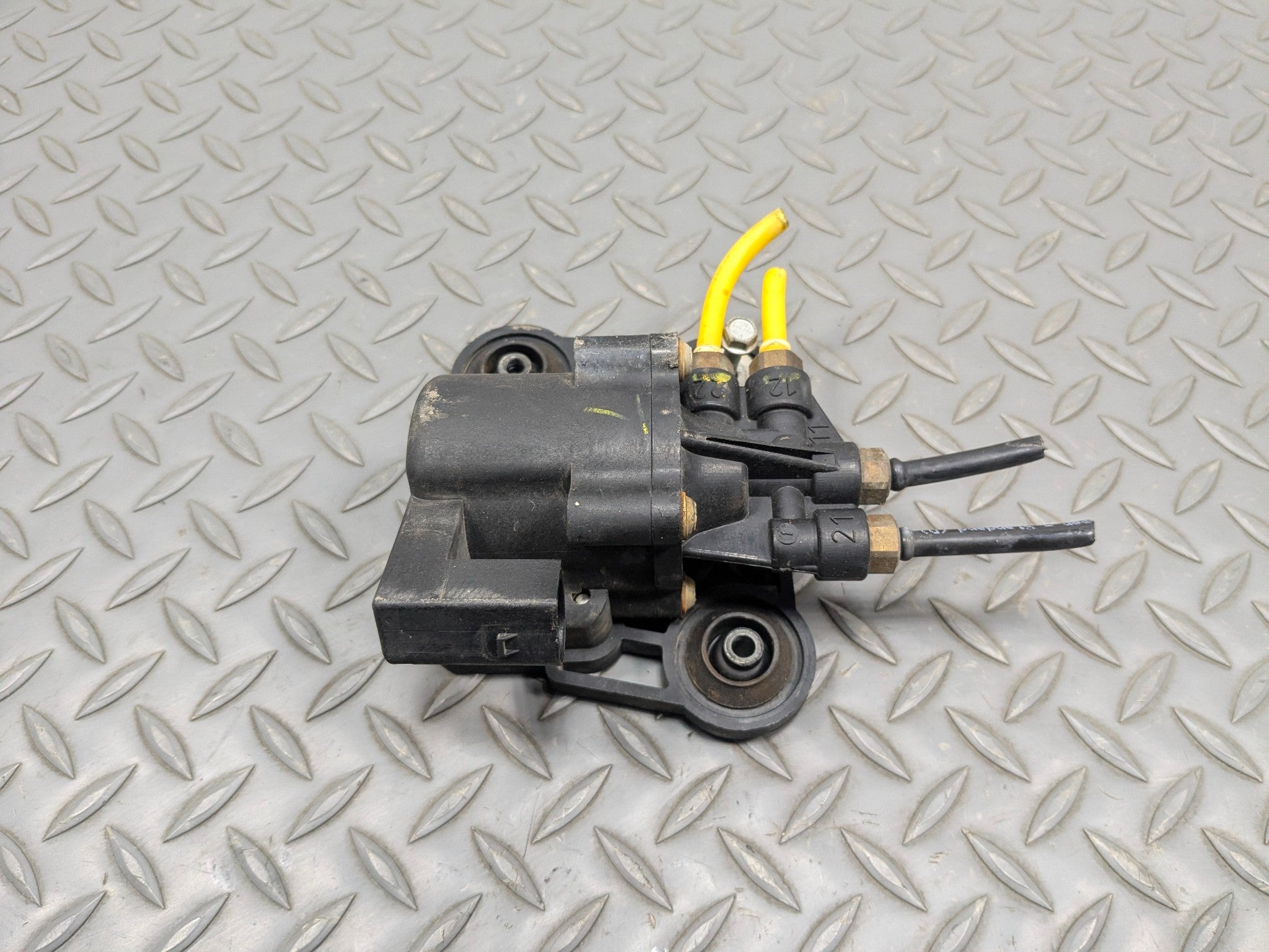 03 - 05 LAND ROVER RANGE ROVER OEM SOLENOID VALVE AIR SUSPENSION RIDE CONTROL