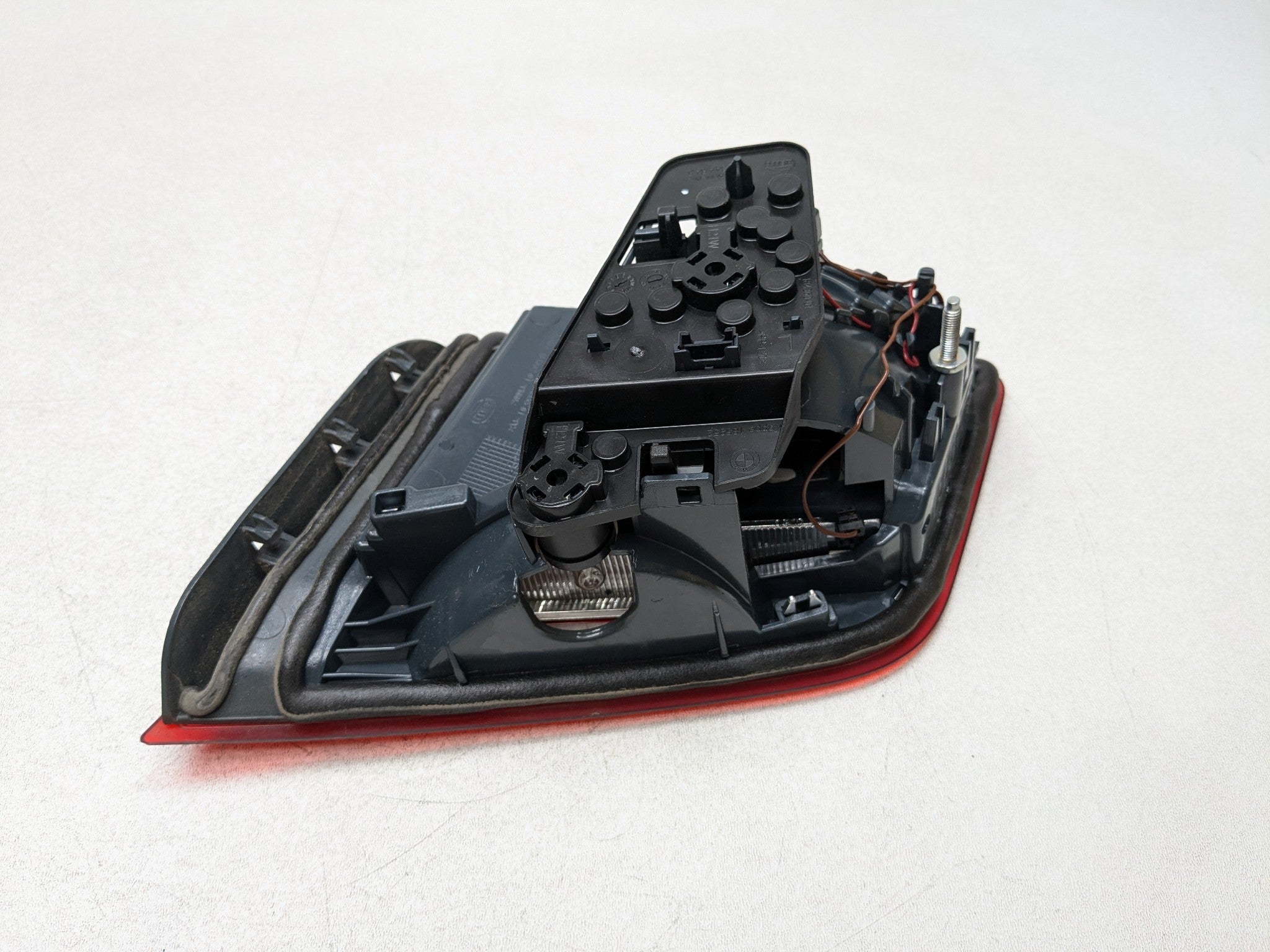 2014 - 2016 BMW 528I OEM TAIL LIGHT ASSEMBLY INNER LID MOUNTED REAR LEFT SIDE