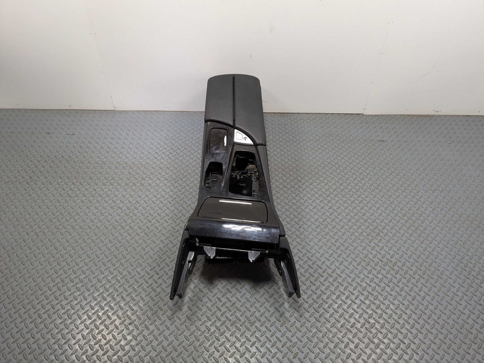 2014 - 2016 BMW 528I OEM ARMREST CENTER CONSOLE STORAGE COMPARTMENT FRONT
