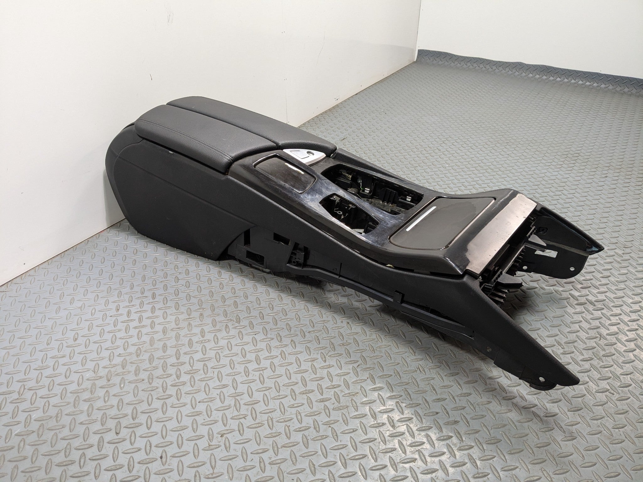 2014 - 2016 BMW 528I OEM ARMREST CENTER CONSOLE STORAGE COMPARTMENT FRONT