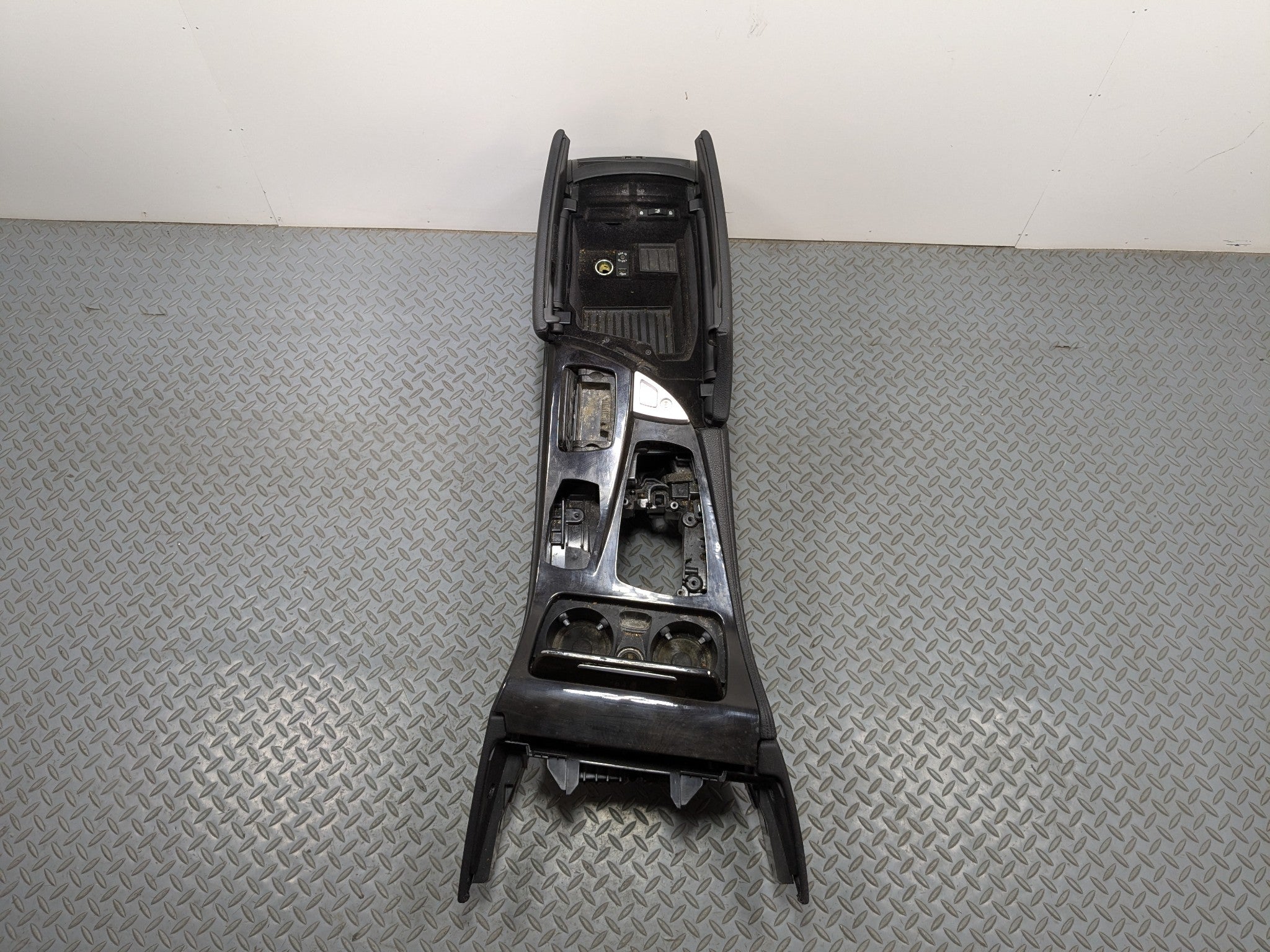 2014 - 2016 BMW 528I OEM ARMREST CENTER CONSOLE STORAGE COMPARTMENT FRONT