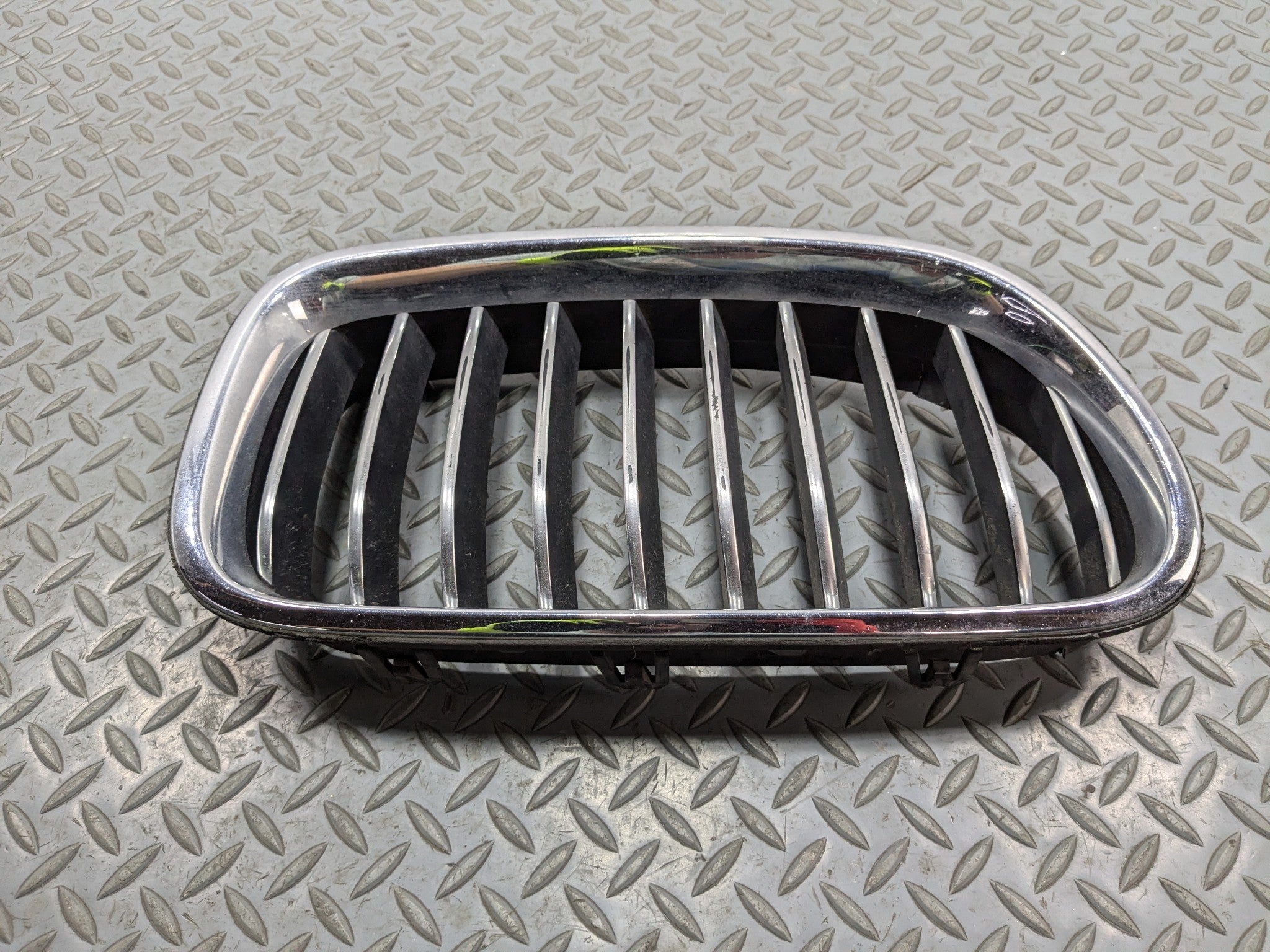 2014 - 2016 BMW 528I OEM BUMPER UPPER GRILLE FRONT RIGHT PASSENGER SIDE