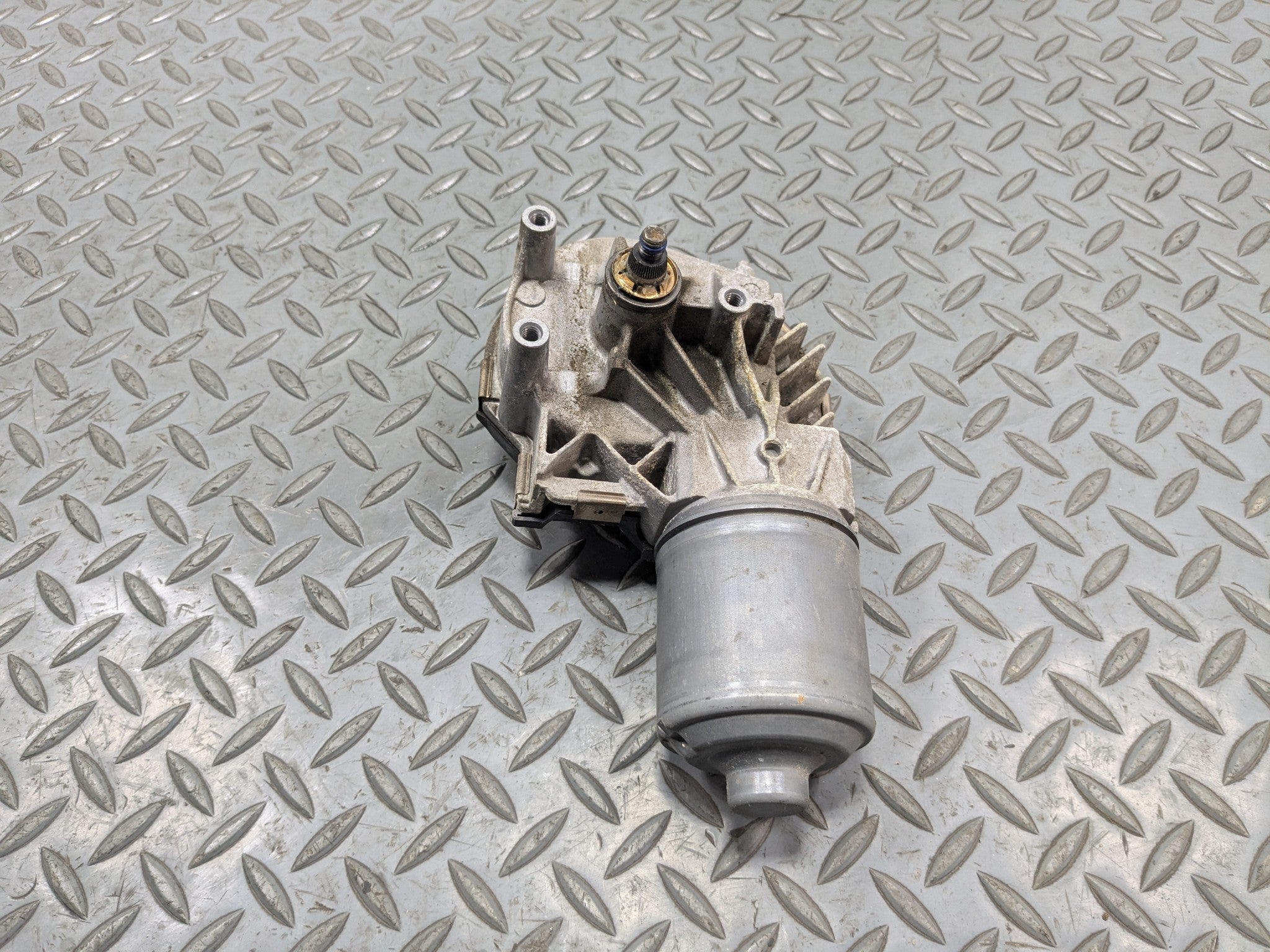 2014 - 2016 BMW 528I OEM WINDSHIELD WASHER WIPER MOTOR ASSEMBLY FRONT