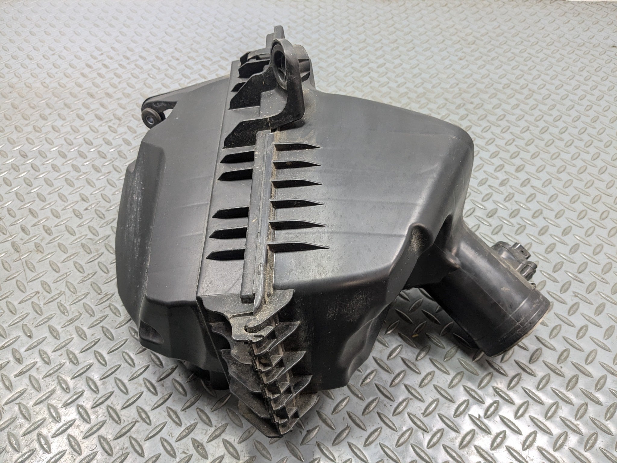 2014 - 2016 BMW 528I OEM ENGINE MOTOR AIR INTAKE CLEANER FILTER BOX ASSEMBLY