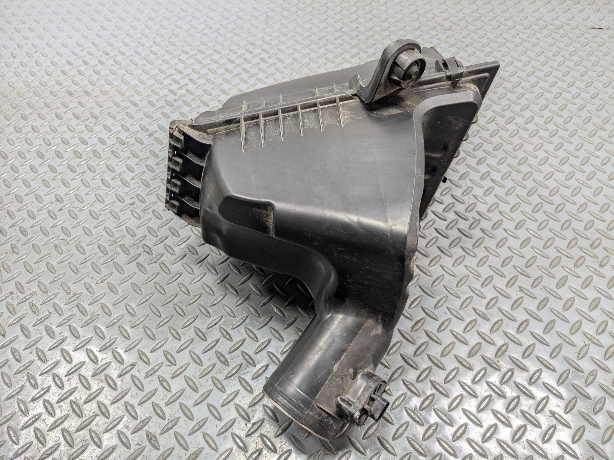 2014 - 2016 BMW 528I OEM ENGINE MOTOR AIR INTAKE CLEANER FILTER BOX ASSEMBLY