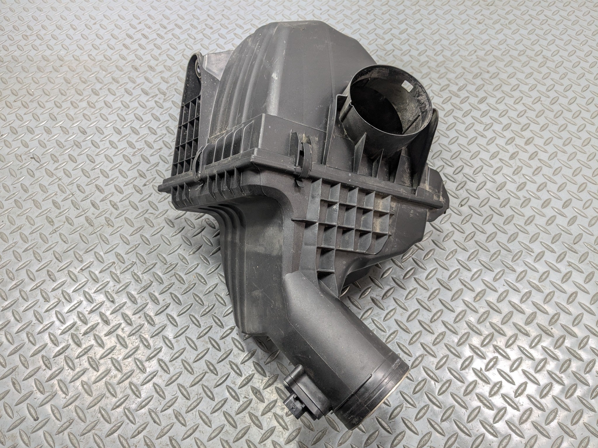 2014 - 2016 BMW 528I OEM ENGINE MOTOR AIR INTAKE CLEANER FILTER BOX ASSEMBLY