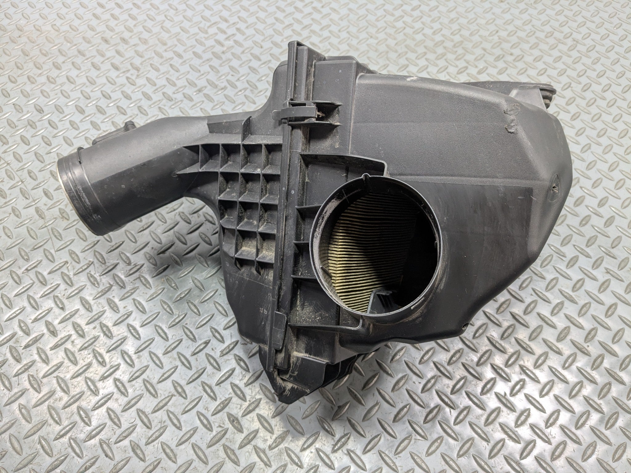 2014 - 2016 BMW 528I OEM ENGINE MOTOR AIR INTAKE CLEANER FILTER BOX ASSEMBLY