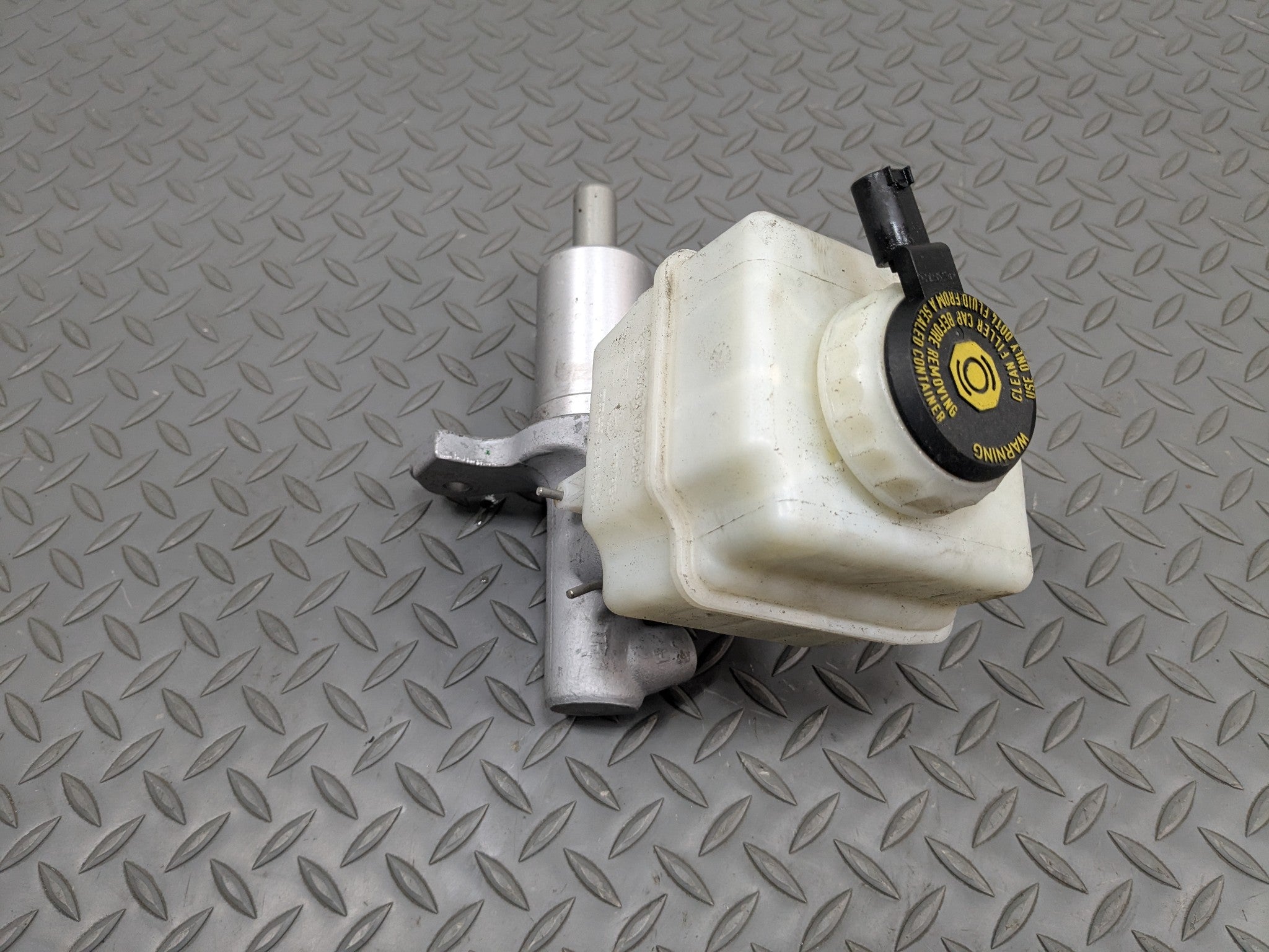 2014 - 2016 BMW 528I OEM BRAKE MASTER CYLINDER WITH RESERVOIR TANK ASSEMBLY