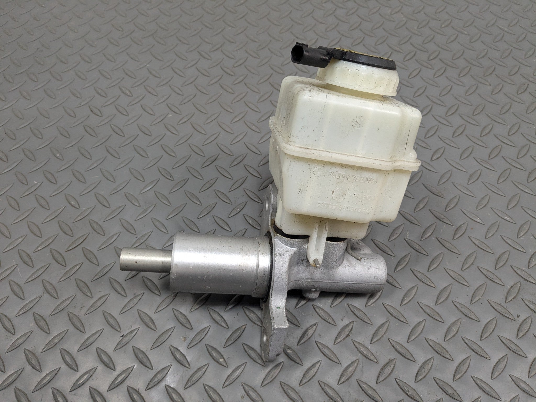 2014 - 2016 BMW 528I OEM BRAKE MASTER CYLINDER WITH RESERVOIR TANK ASSEMBLY