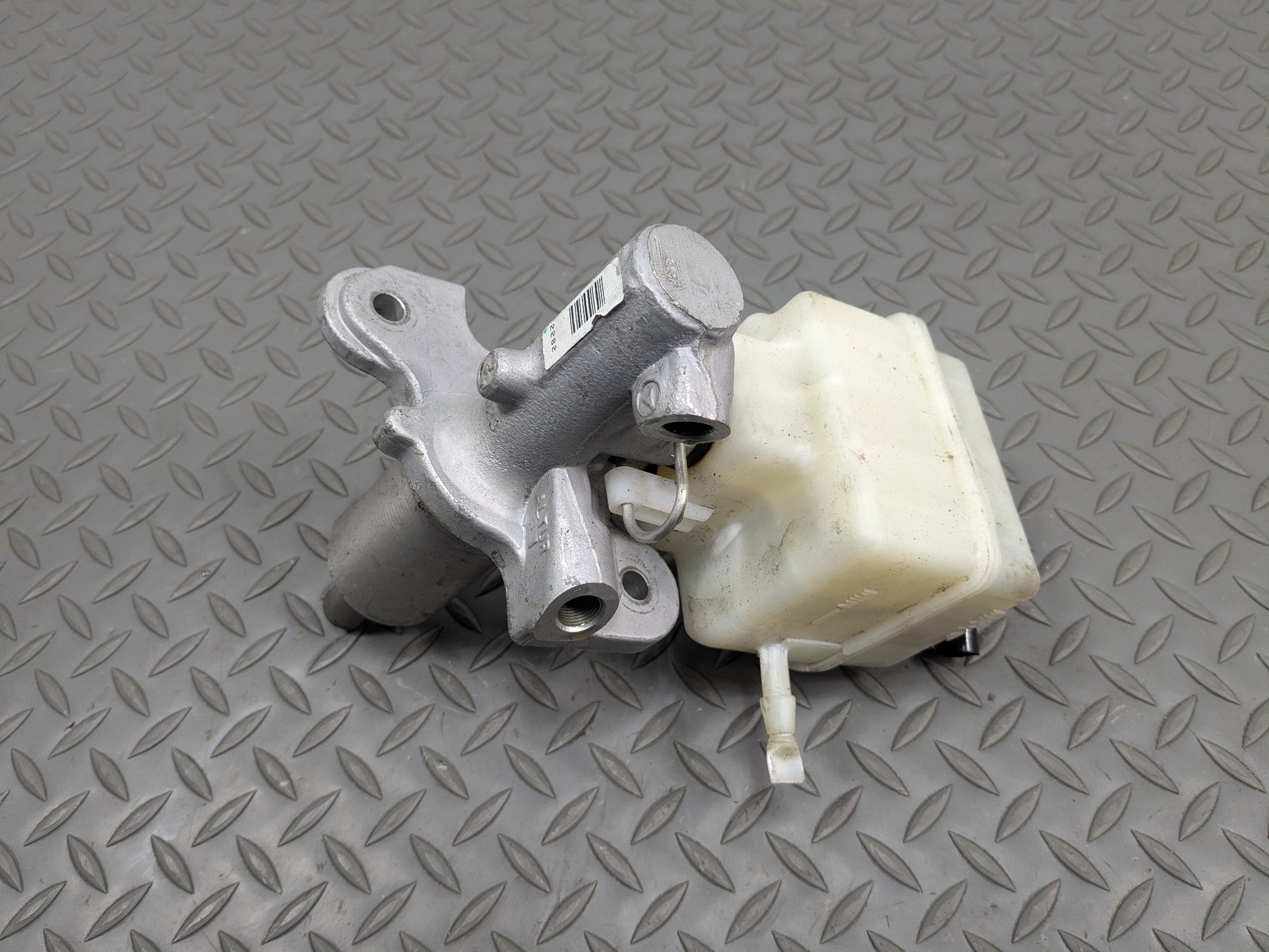 2014 - 2016 BMW 528I OEM BRAKE MASTER CYLINDER WITH RESERVOIR TANK ASSEMBLY