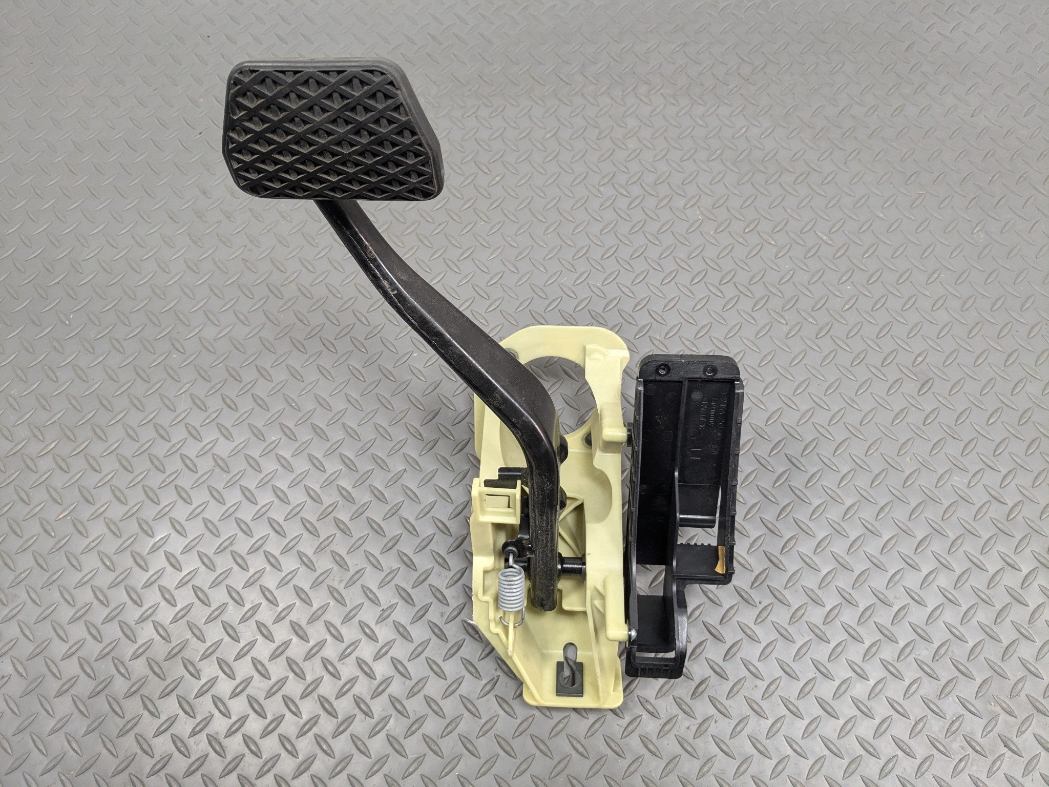 2014 - 2016 BMW 528I OEM FRONT BRAKE PEDAL WITH SUPPORT MOUNT BRACKET ASSEMBLY