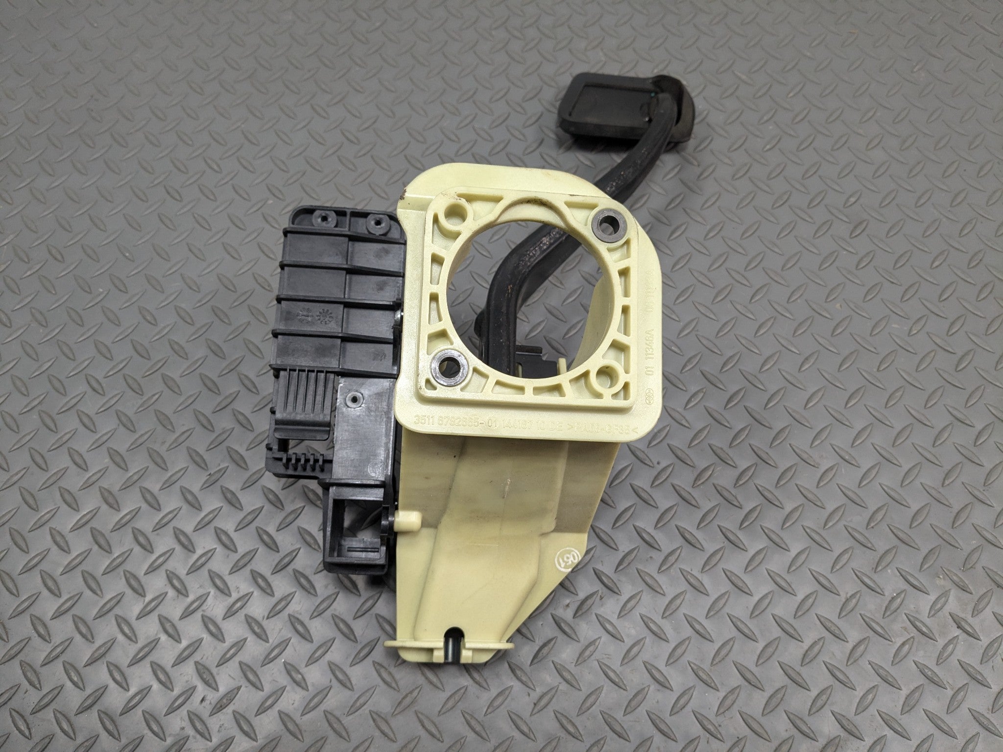 2014 - 2016 BMW 528I OEM FRONT BRAKE PEDAL WITH SUPPORT MOUNT BRACKET ASSEMBLY