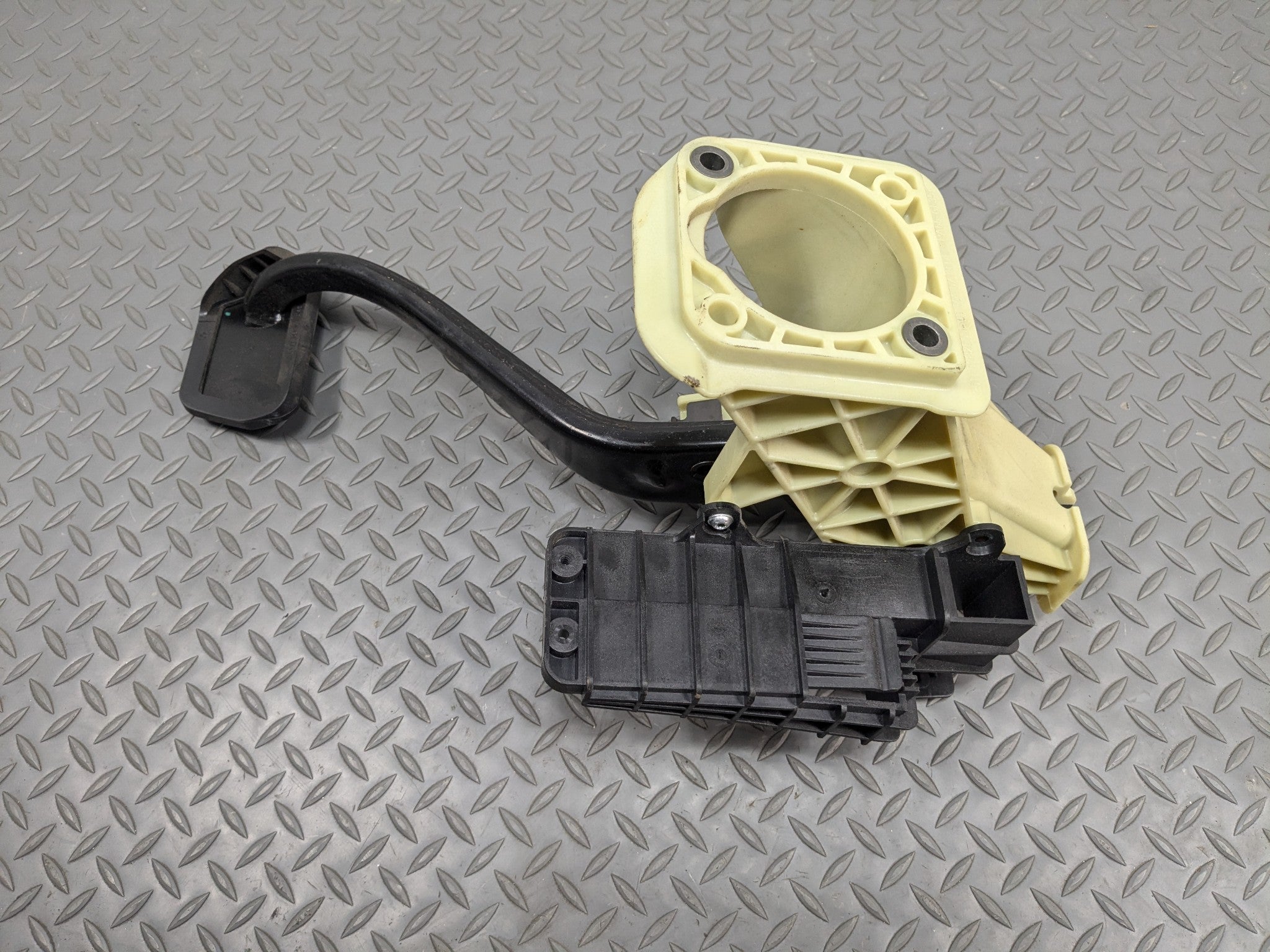 2014 - 2016 BMW 528I OEM FRONT BRAKE PEDAL WITH SUPPORT MOUNT BRACKET ASSEMBLY