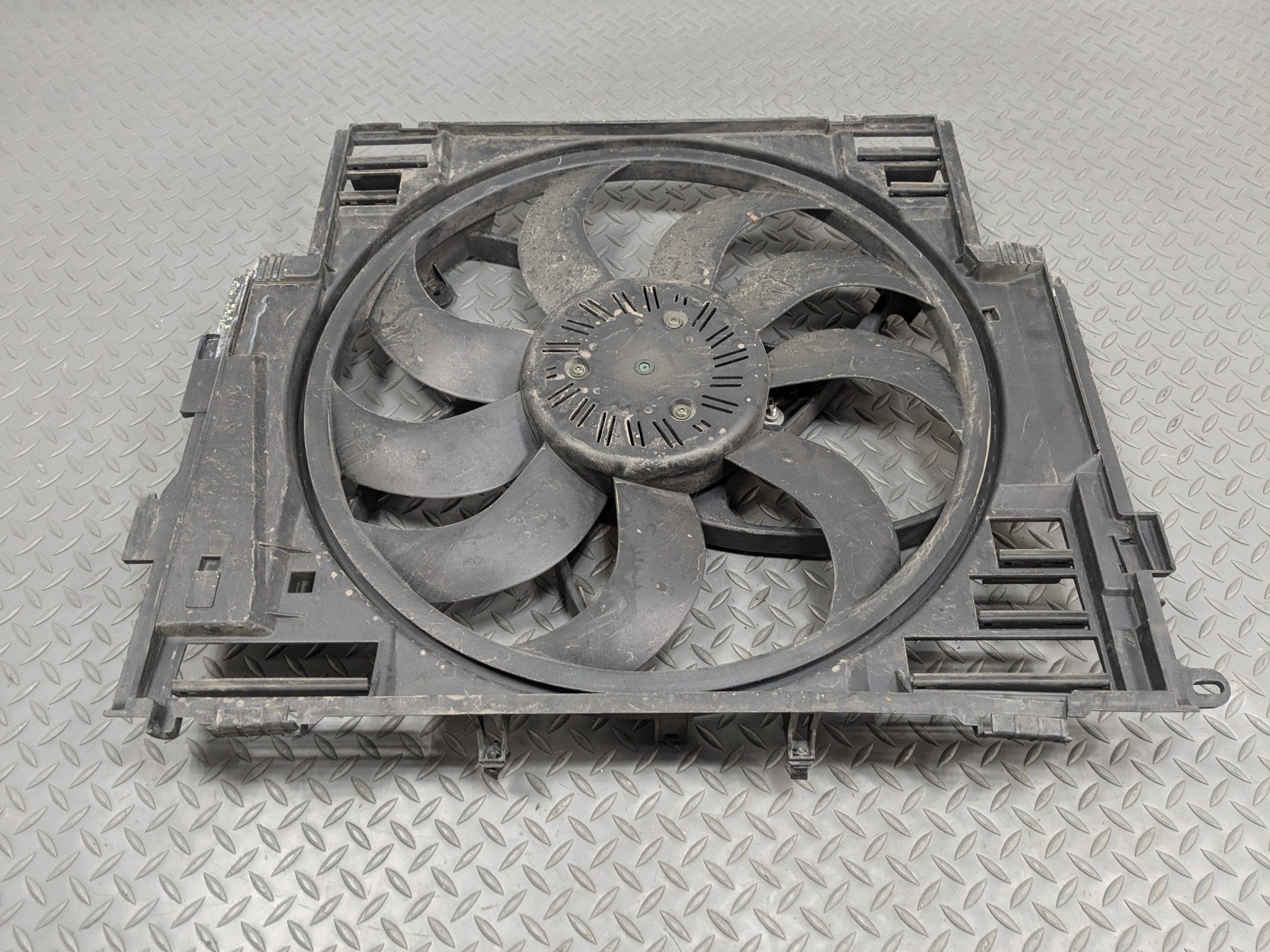 2014 - 2016 BMW 528I OEM ELECTRIC COOLING MOTOR FAN BLADE WITH SHROUD