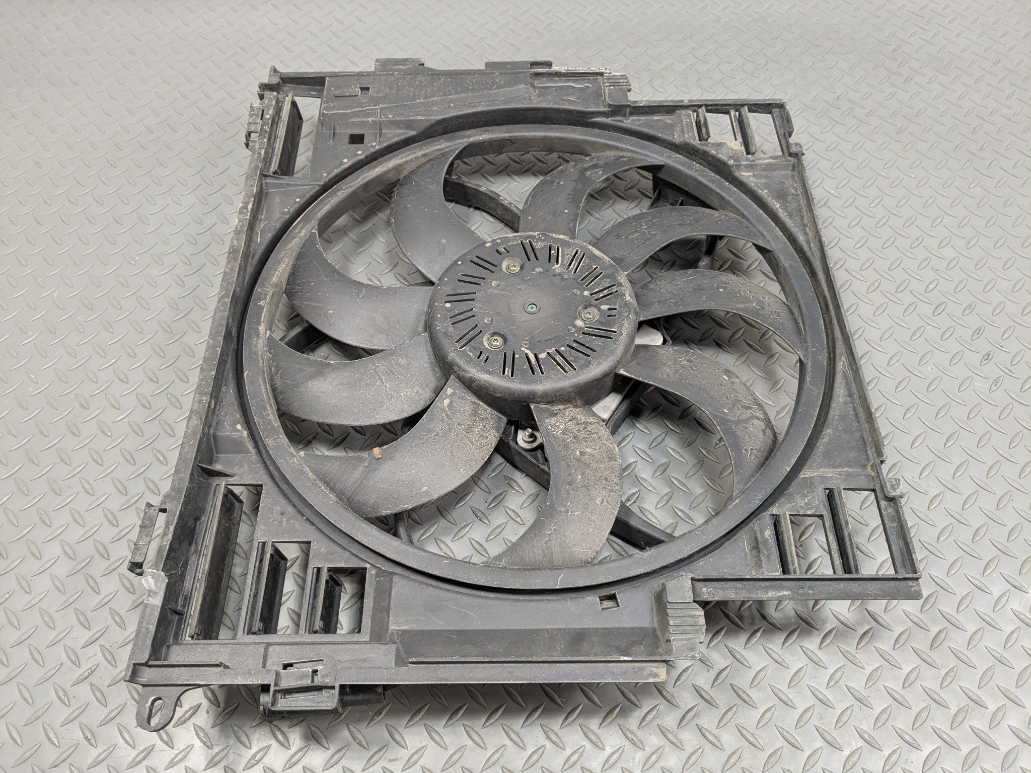 2014 - 2016 BMW 528I OEM ELECTRIC COOLING MOTOR FAN BLADE WITH SHROUD