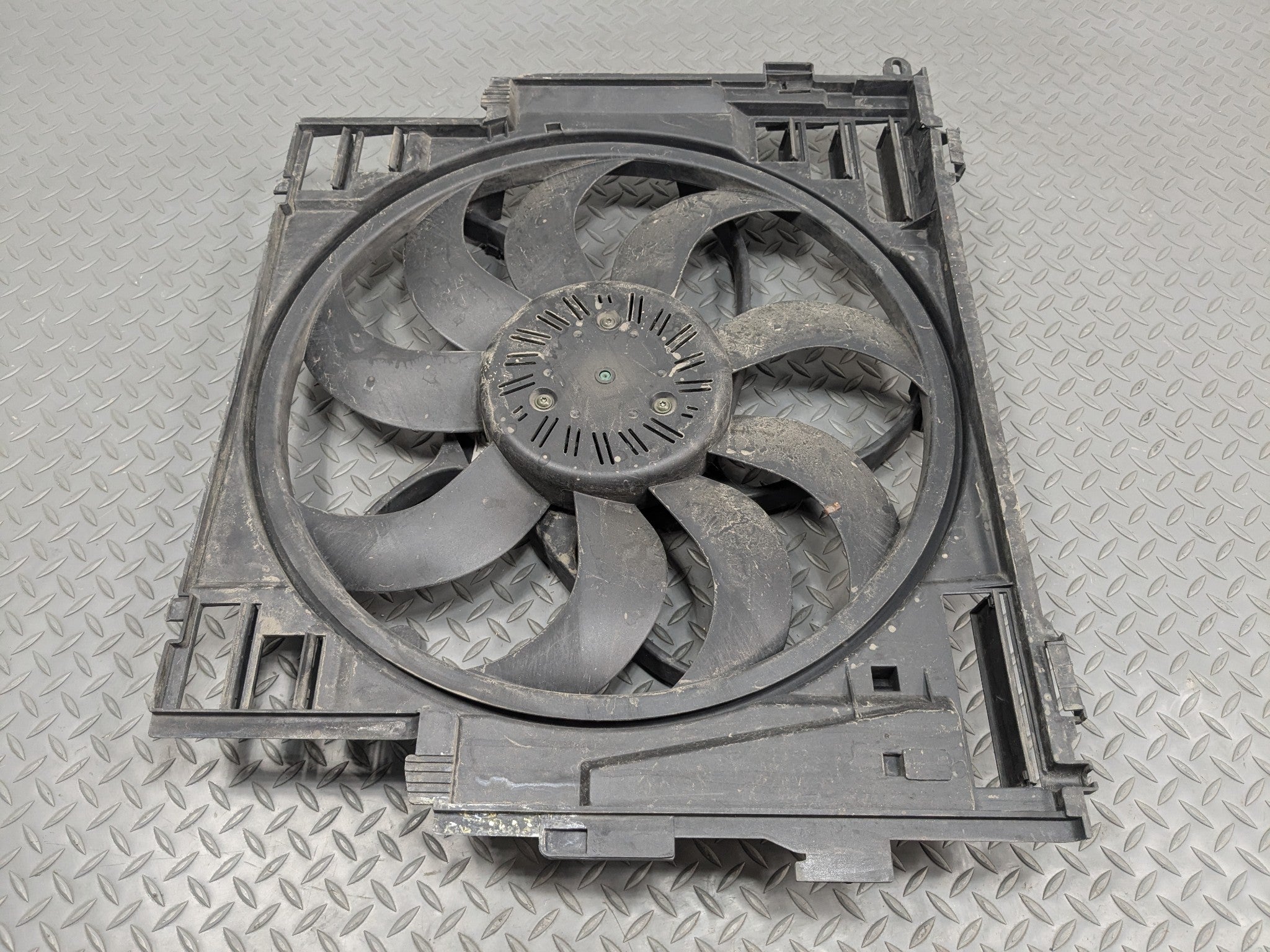 2014 - 2016 BMW 528I OEM ELECTRIC COOLING MOTOR FAN BLADE WITH SHROUD