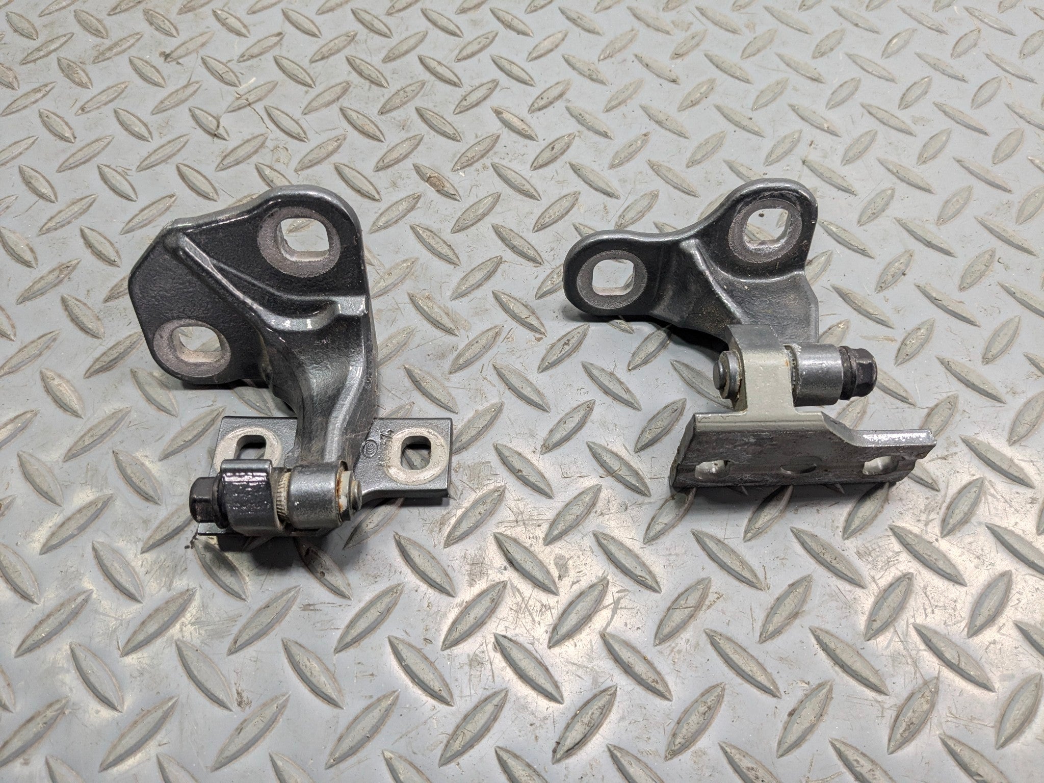 06 - 08 BMW 750I OEM DOOR HINGE SET UPPER AND LOWER REAR RIGHT PASSENGER SIDE