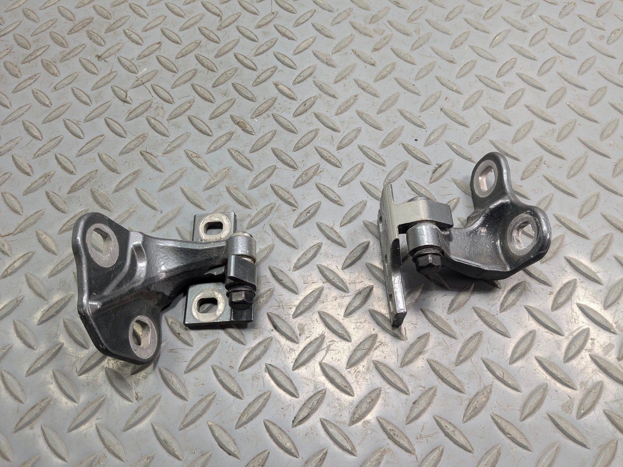 06 - 08 BMW 750I OEM DOOR HINGE SET UPPER AND LOWER REAR RIGHT PASSENGER SIDE