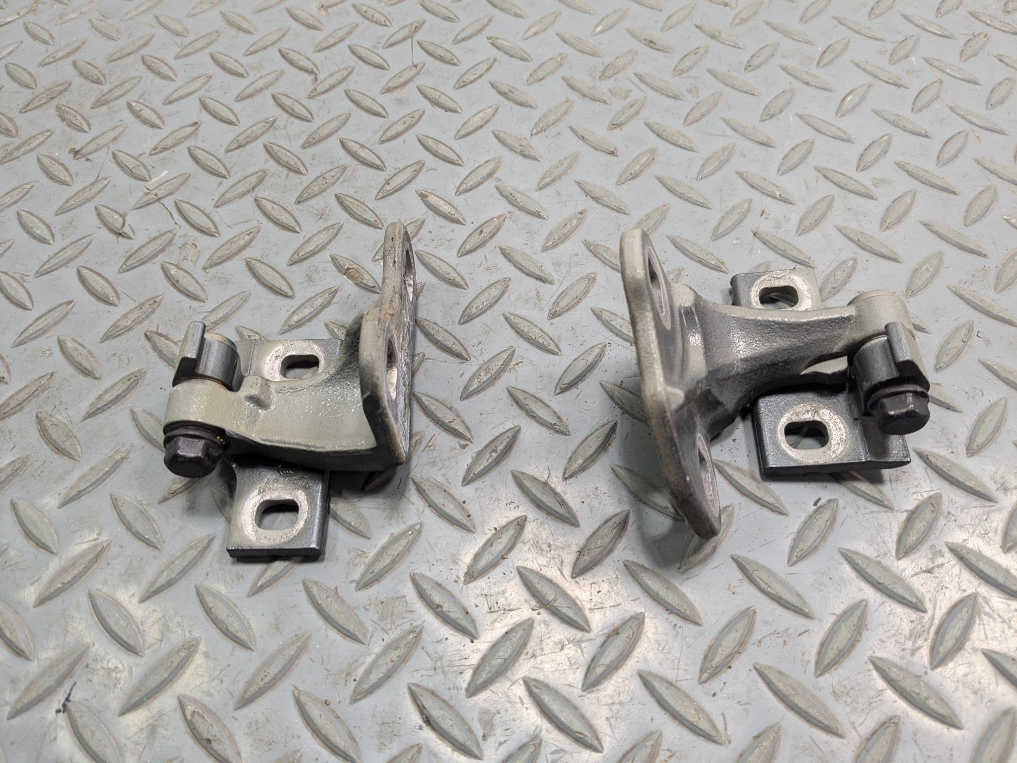 06 - 08 BMW 750I OEM DOOR HINGE SET UPPER AND LOWER FRONT RIGHT PASSENGER SIDE