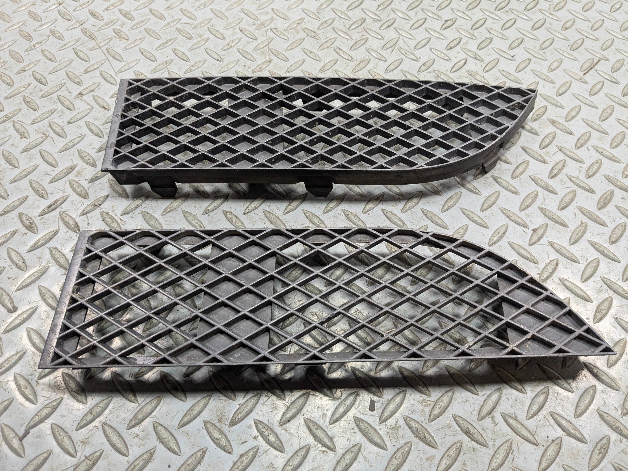06 - 08 BMW 750I OEM LOWER GRILLE SET BUMPER MOUNTED FRONT LEFT AND RIGHT SIDE