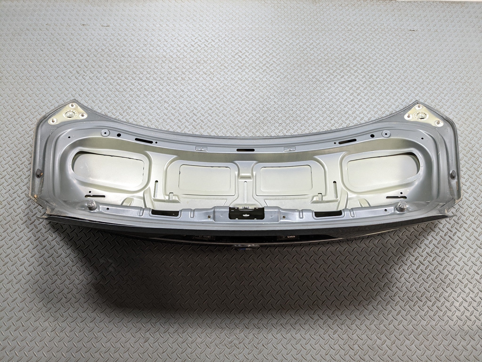 06 - 08 BMW 750I OEM REAR TRUNK DECK LID SHELL COVER PANEL WITH EMBLEM ASSEMBLY