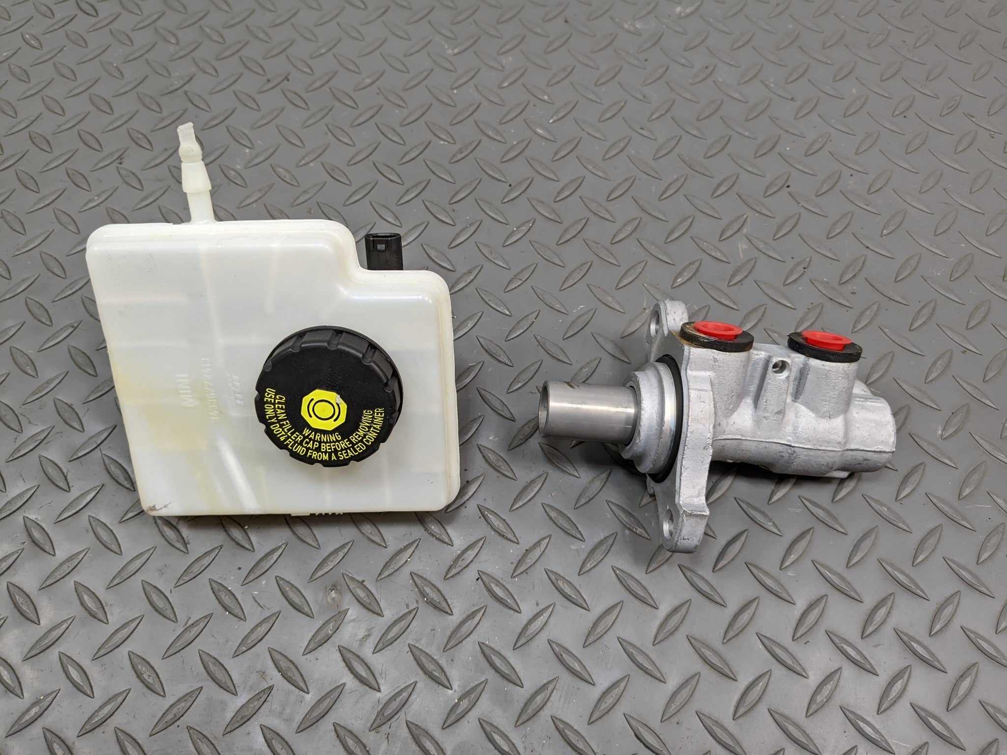 2011 - 2014 MINI COOPER CLUBMAN OEM BRAKE MASTER CYLINDER WITH RESERVOIR TANK