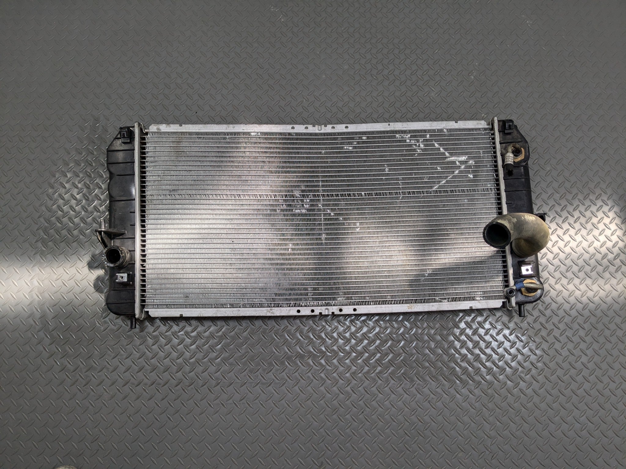 2000 - 2005 CADILLAC DEVILLE OEM ENGINE MOTOR COOLING RADIATOR ASSEMBLY