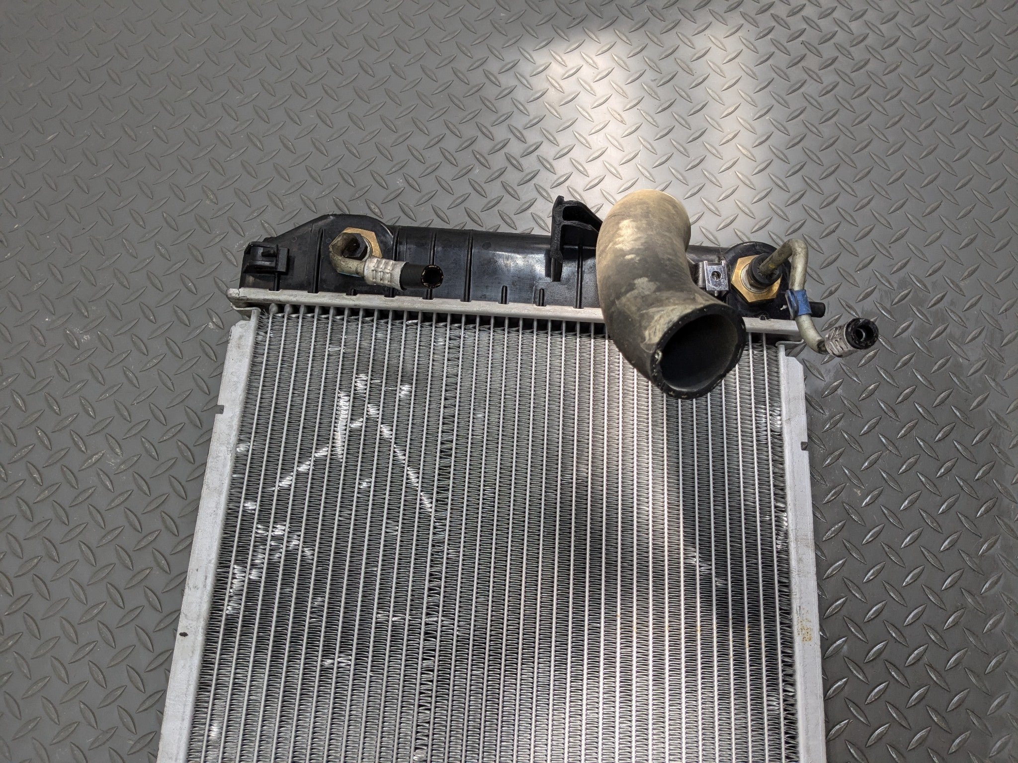 2000 - 2005 CADILLAC DEVILLE OEM ENGINE MOTOR COOLING RADIATOR ASSEMBLY